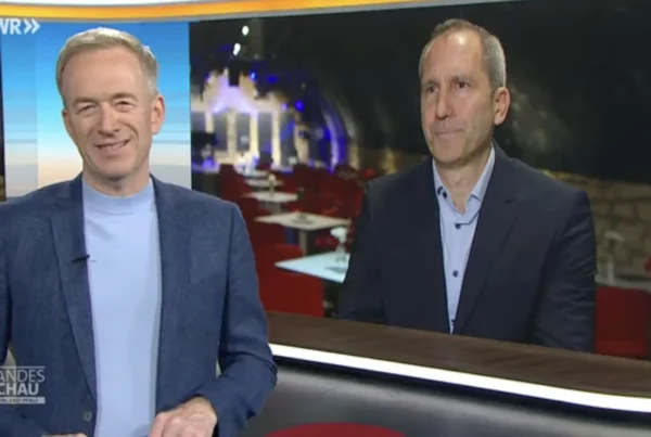 Zwei Männer im Fernsehstudio vor Bild des Gewölbekellers, Vorschaubild zum SWR-Landesschau-Beitrag