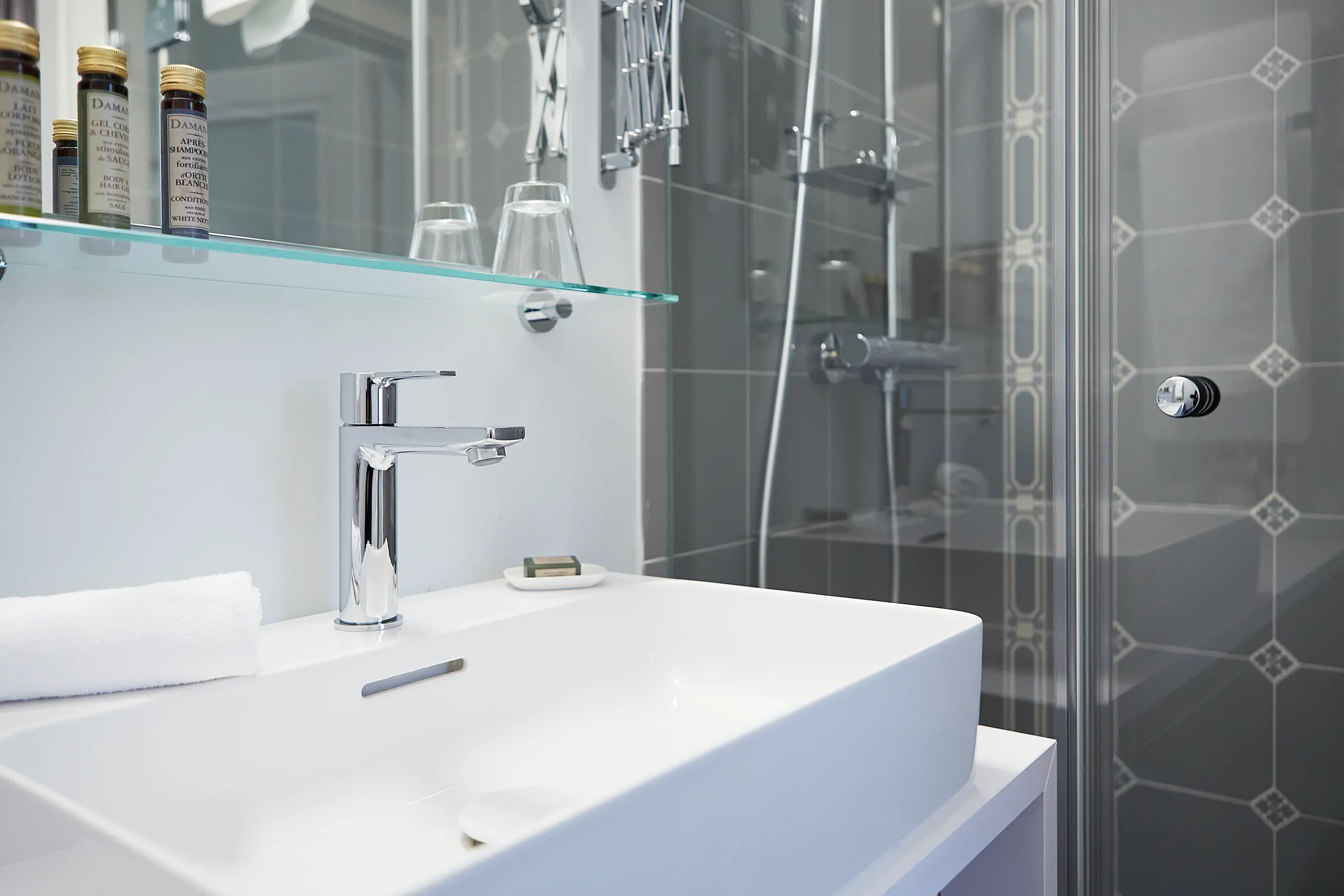 Waschbecken mit Chromarmatur und Glasdusche in Standard-Zimmer 1 im Fachwerkhaus