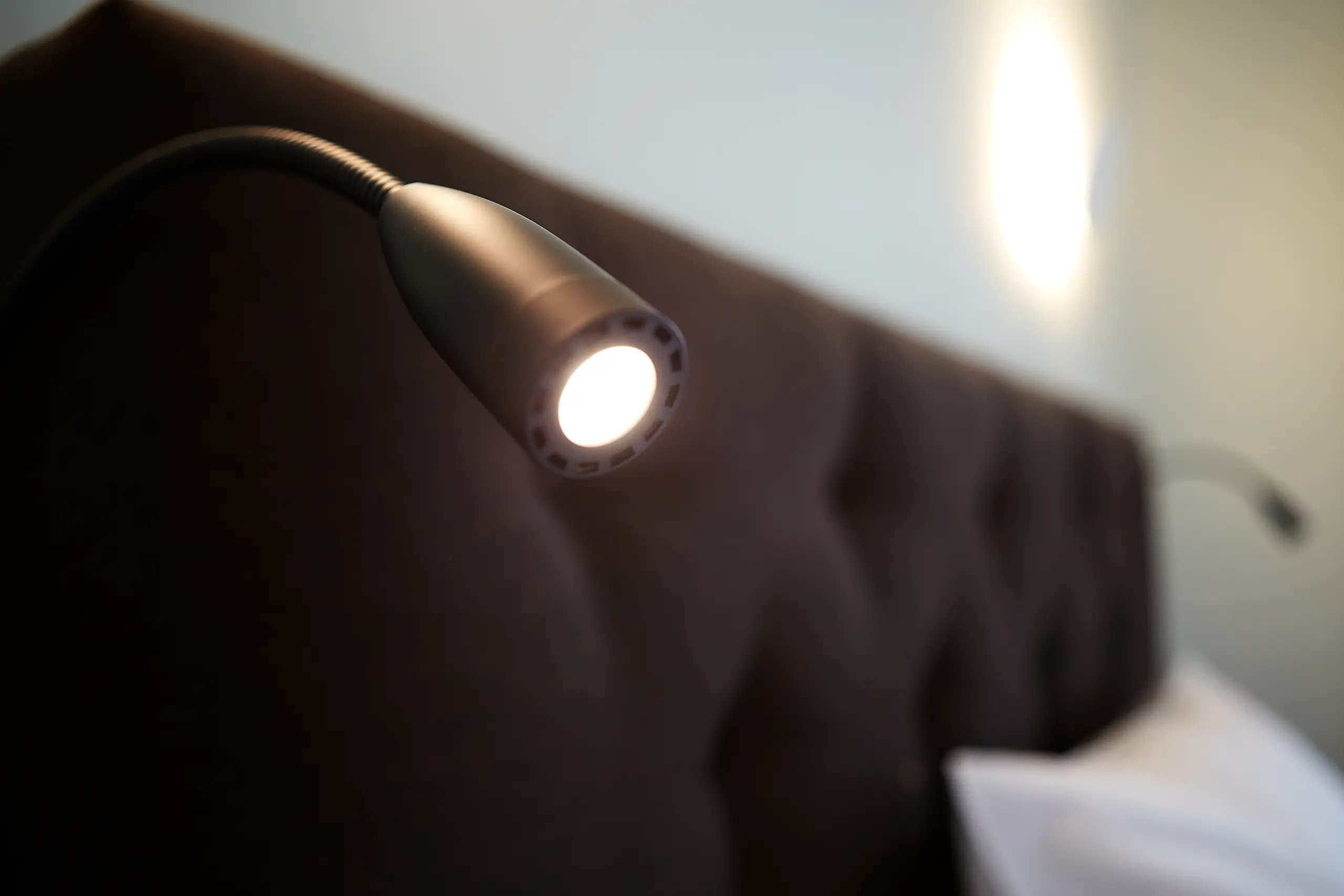 Leselampe am Kopfteil des Betts in Standard-Zimmer 1 im Fachwerkhaus