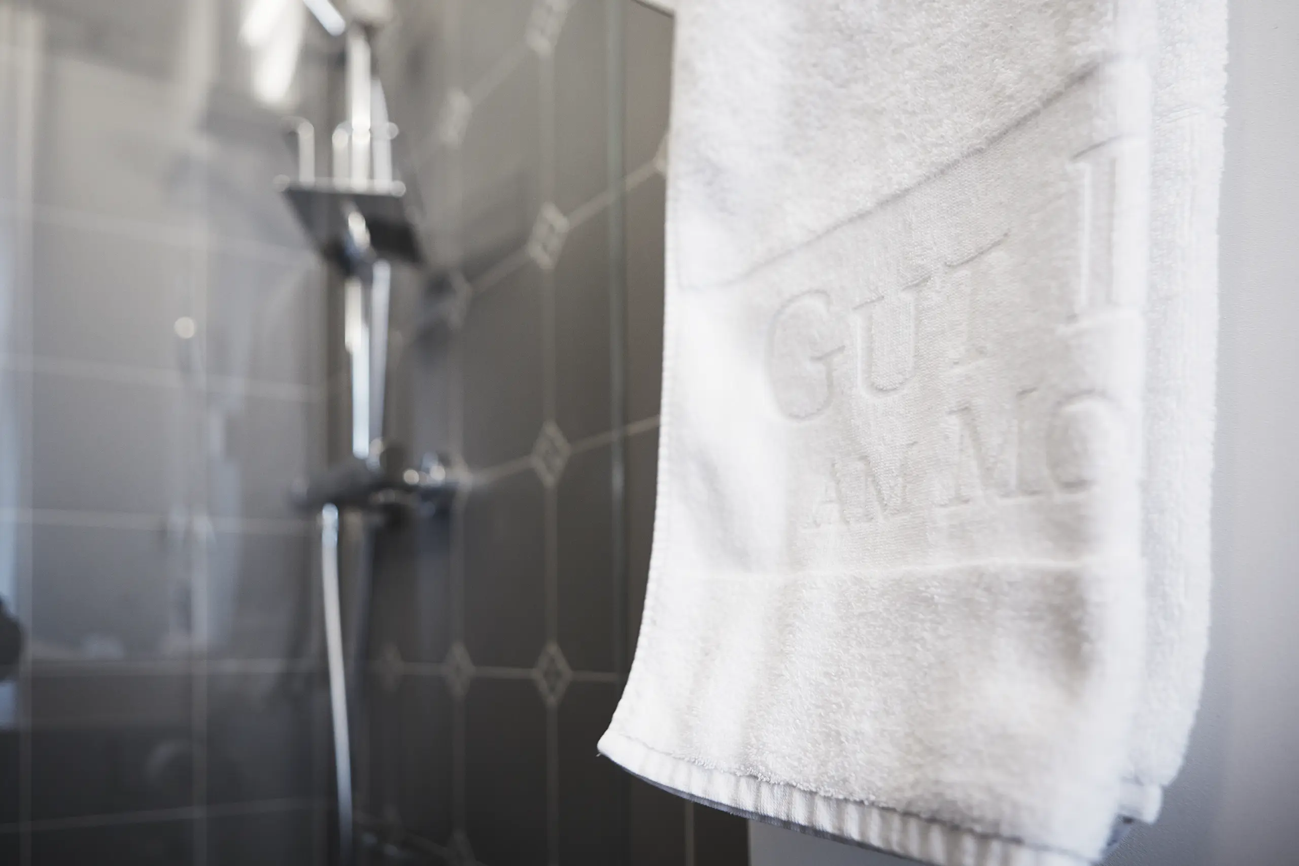 Dusche mit weißem Handtuch im Bad von Standard-Zimmer 3 im Fachwerkhaus