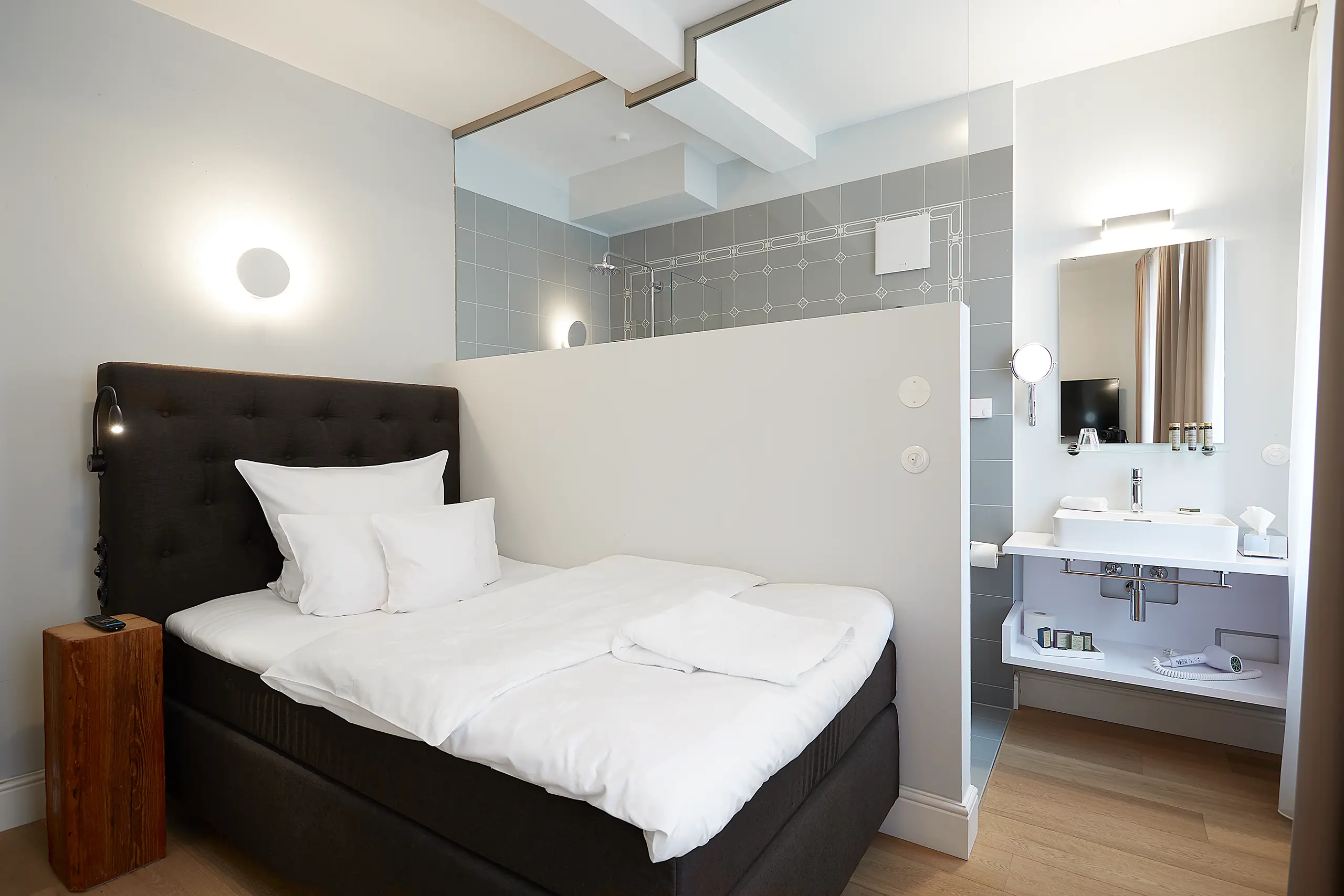 Standard-Zimmer 3 im Fachwerkhaus mit Doppelbett und Blick auf den Waschtisch