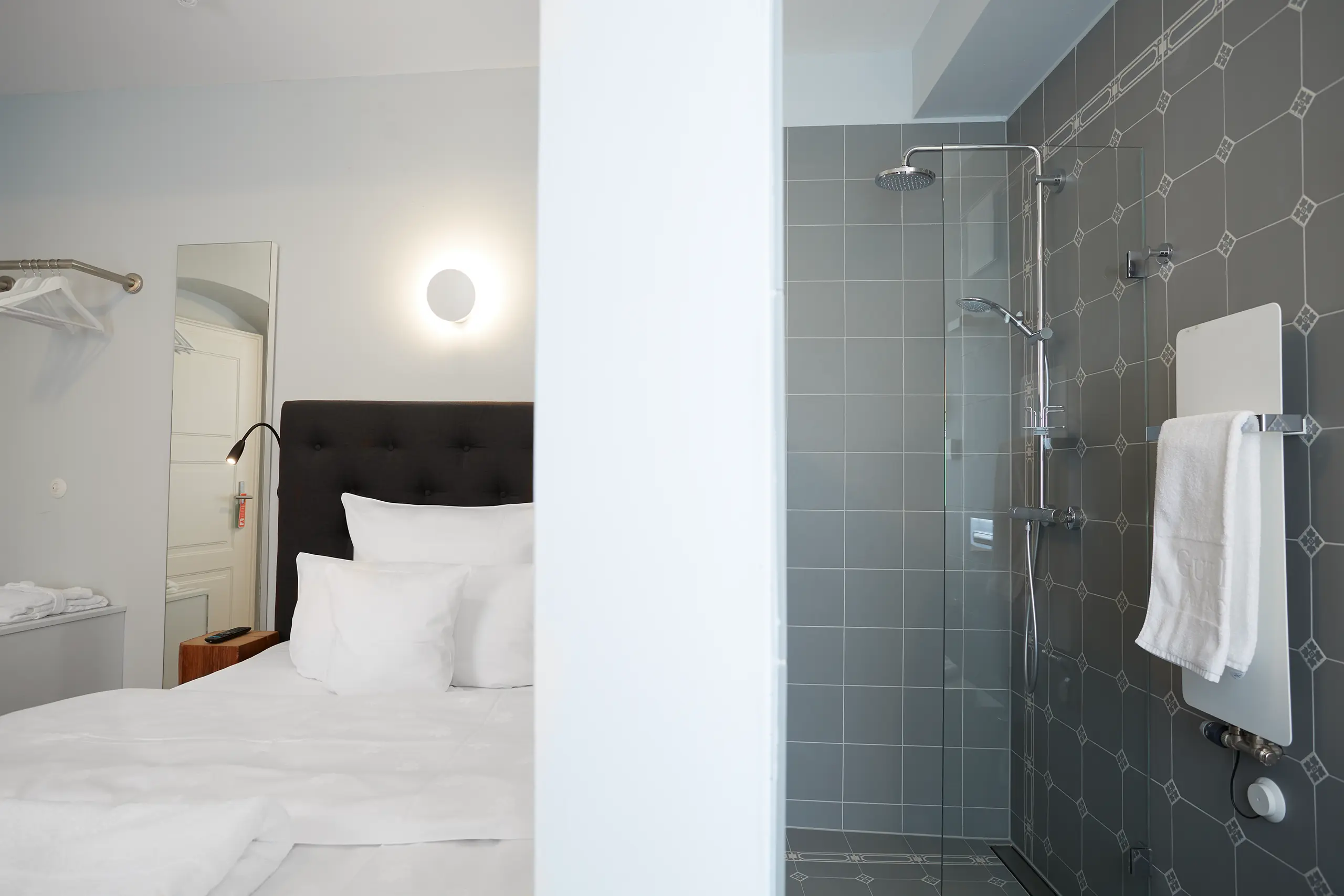 Standard-Zimmer 3 im Fachwerkhaus mit Doppelbett und offener Glasdusche