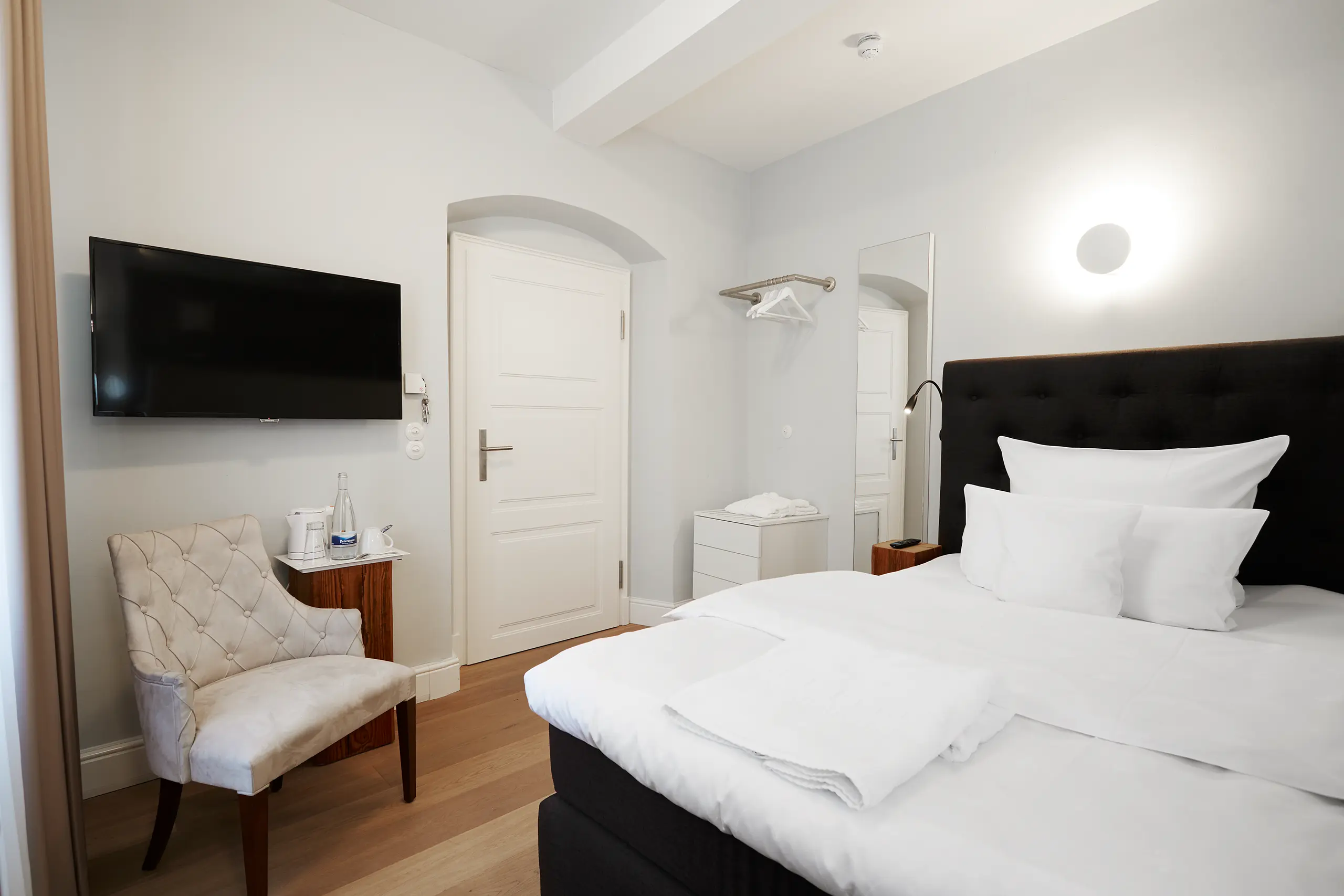 Standard-Zimmer 3 im Fachwerkhaus mit Doppelbett, Bildschirm und Schreibtisch