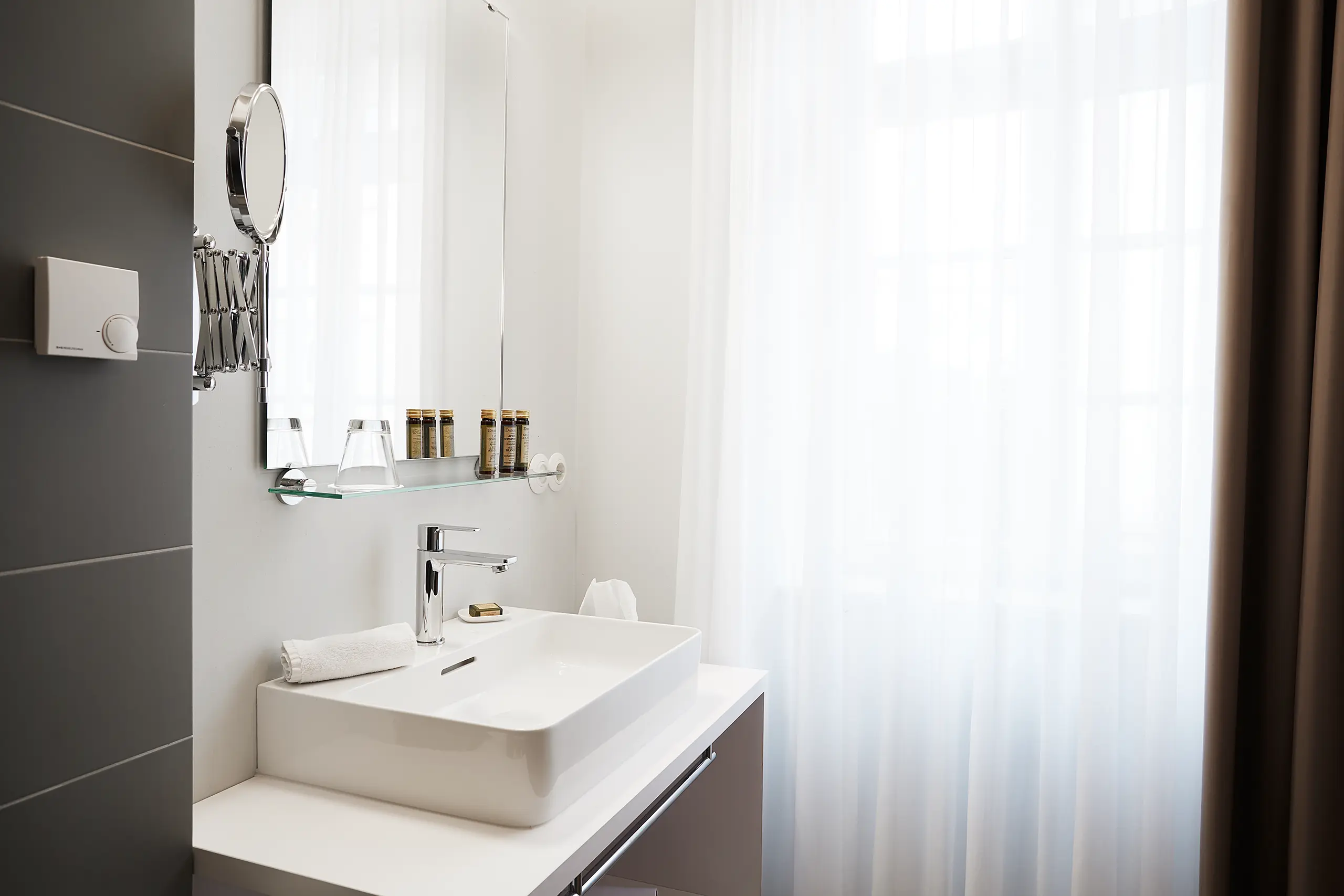 Badezimmer in Standard-Zimmer 3 im Fachwerkhaus mit Waschbecken, Spiegel und Fenster