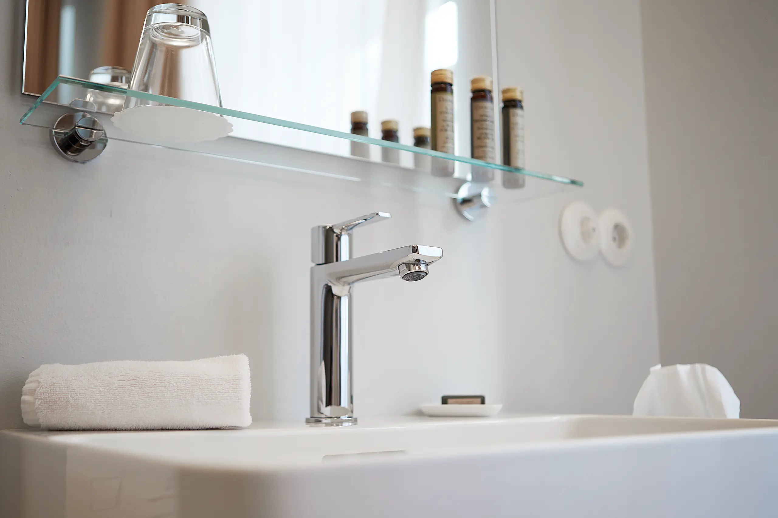 Weißer Waschtisch mit Glasablage im Bad von Standard-Zimmer 3 im Fachwerkhaus
