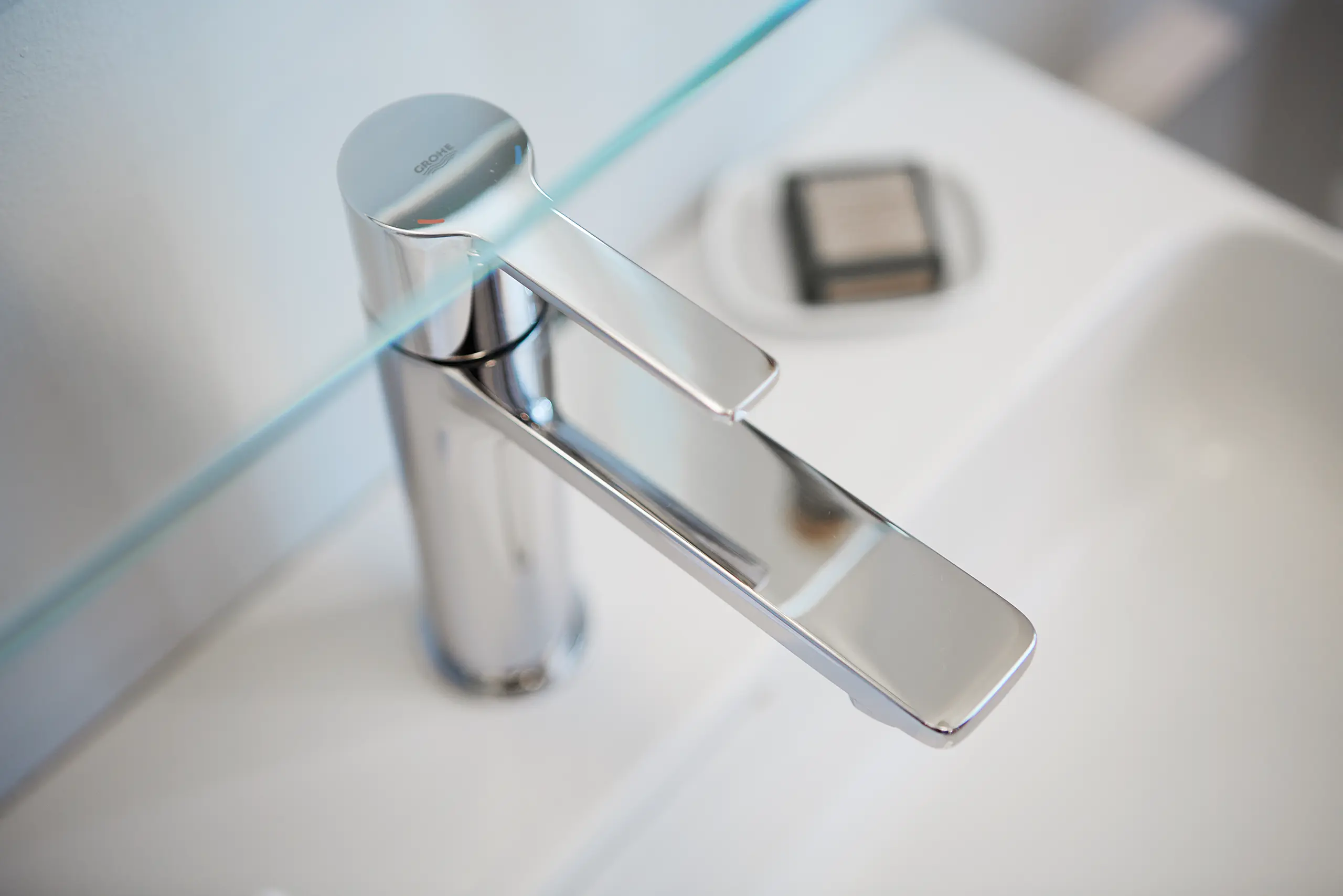 Chromarmatur am Waschbecken im Bad von Standard-Zimmer 3 im Fachwerkhaus
