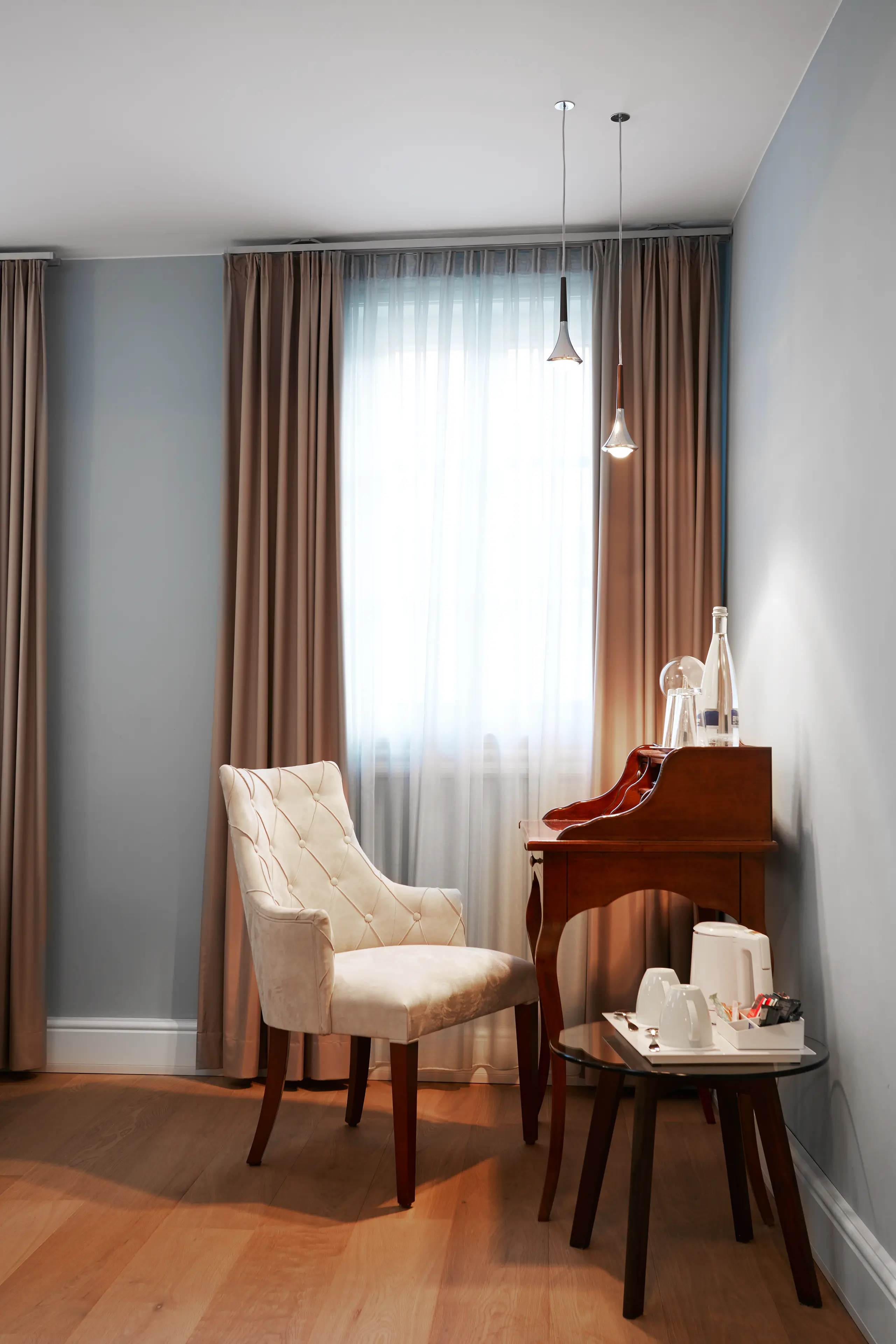 Sitzecke mit Sessel und Schreibtisch am Fenster in Zimmer 4 im Fachwerkhaus