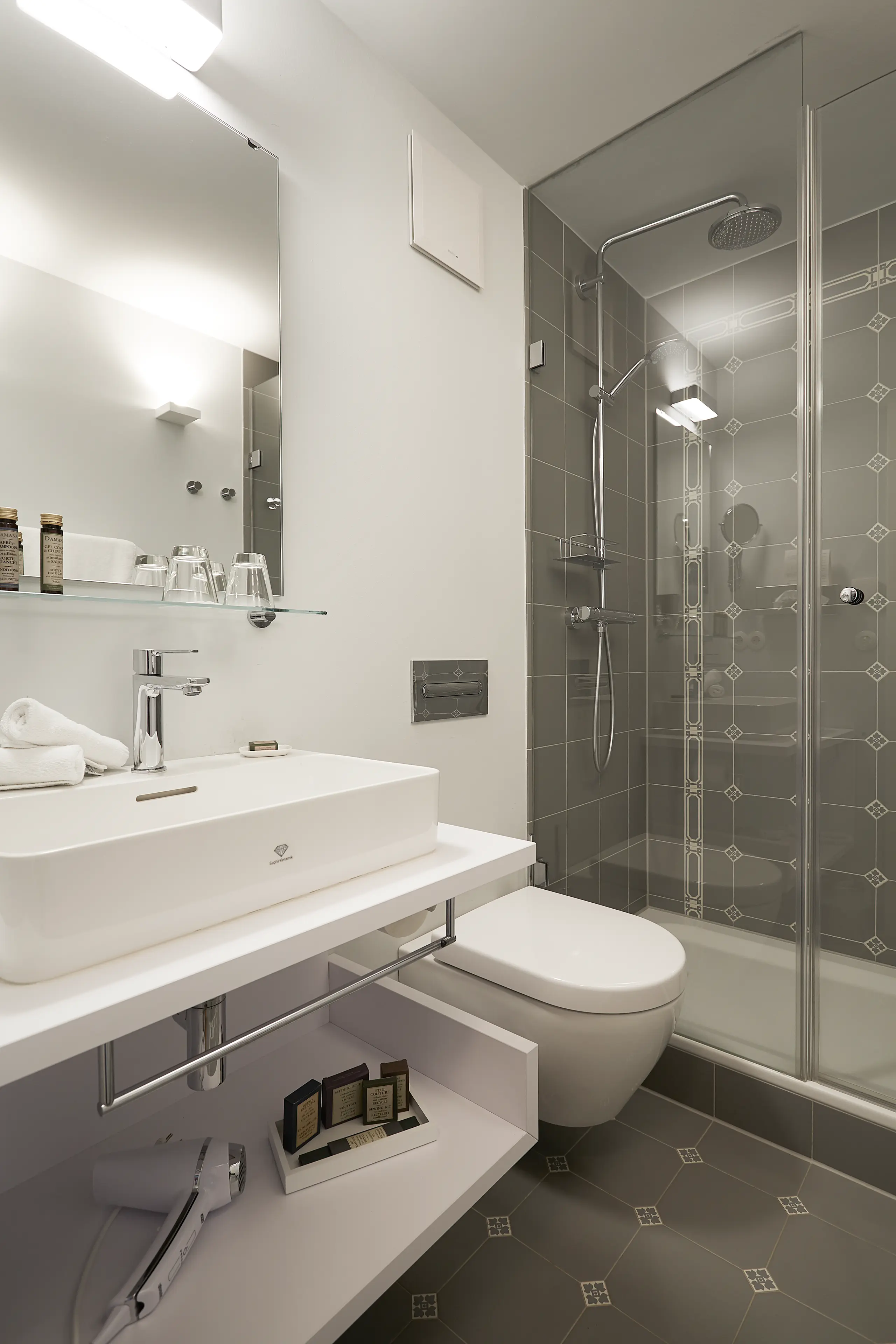 Badezimmer in Zimmer 4 im Fachwerkhaus mit Waschtisch, WC und Glasdusche