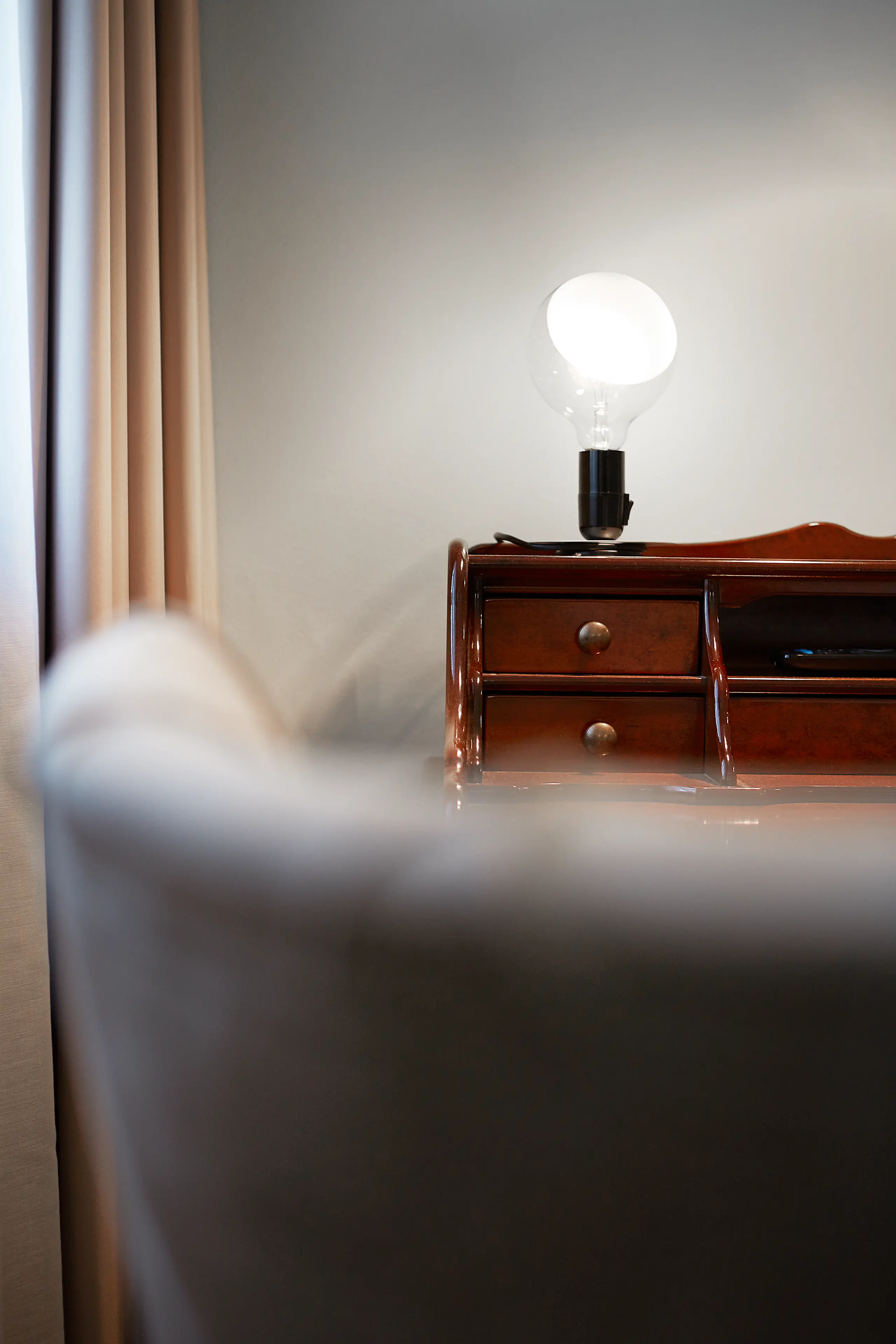 Detail im Fachwerkzimmer mit Lampe und Holzbalken