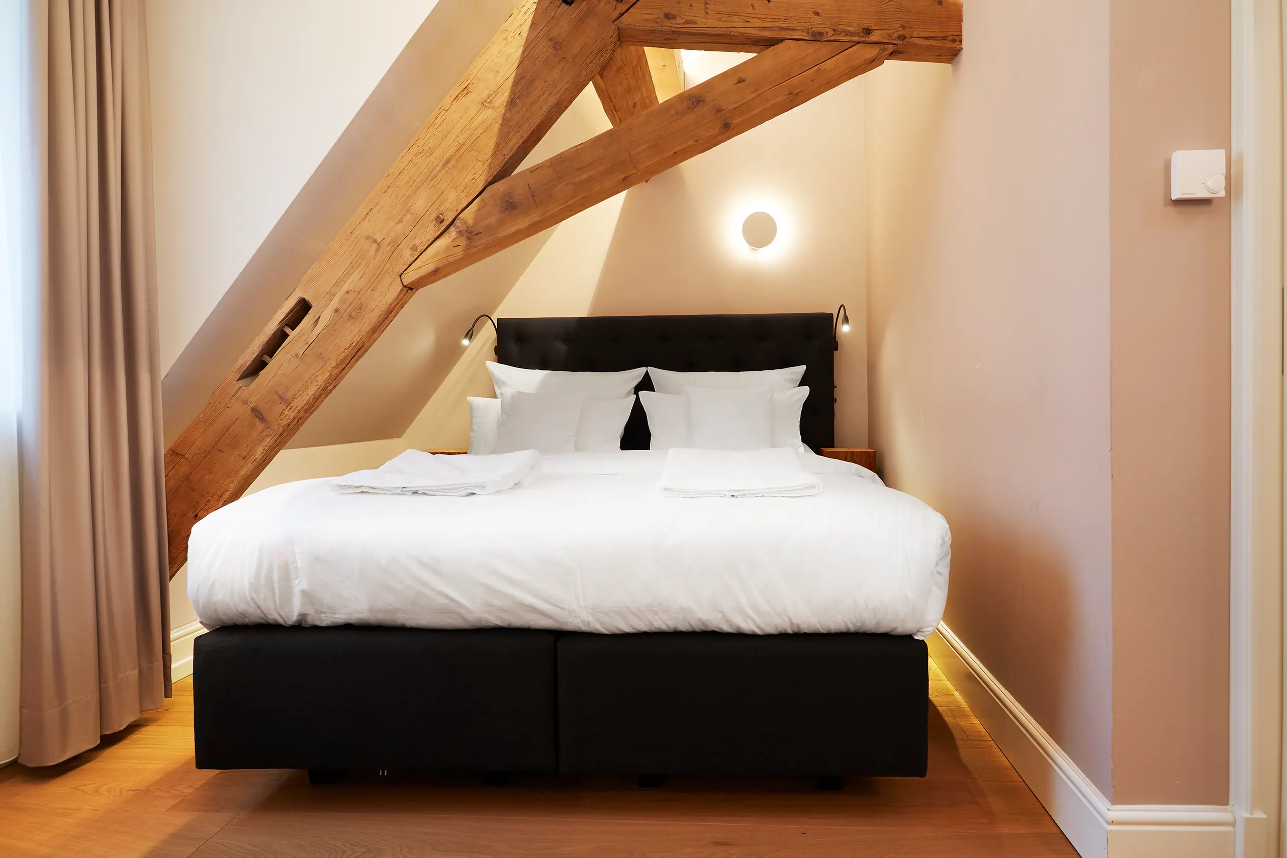 Standard-Zimmer 8 im Fachwerkhaus mit Doppelbett unter der Dachschräge mit Holzbalken