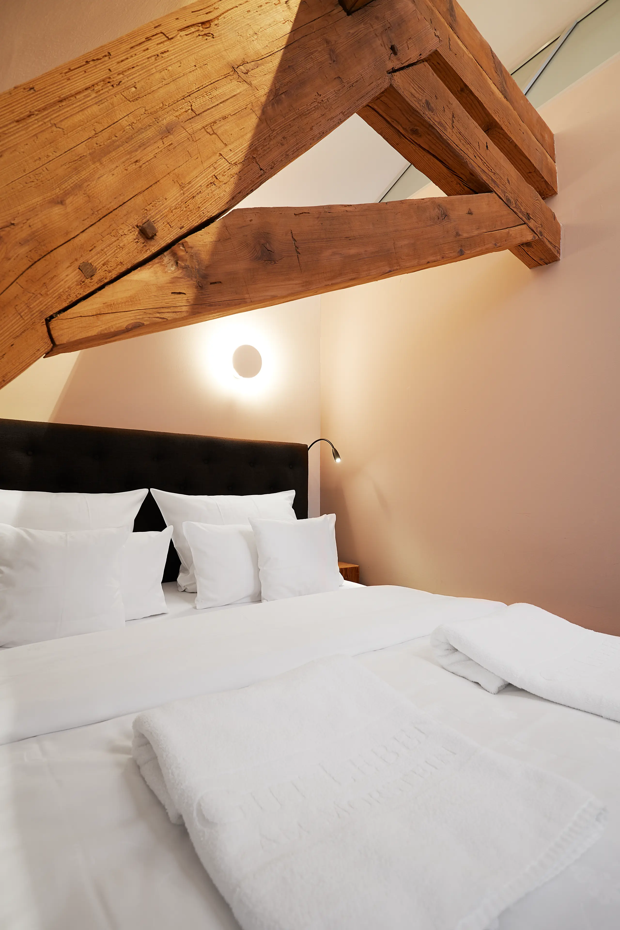 Doppelbett unter alten Holzbalken in Standard-Zimmer 8 im Fachwerkhaus