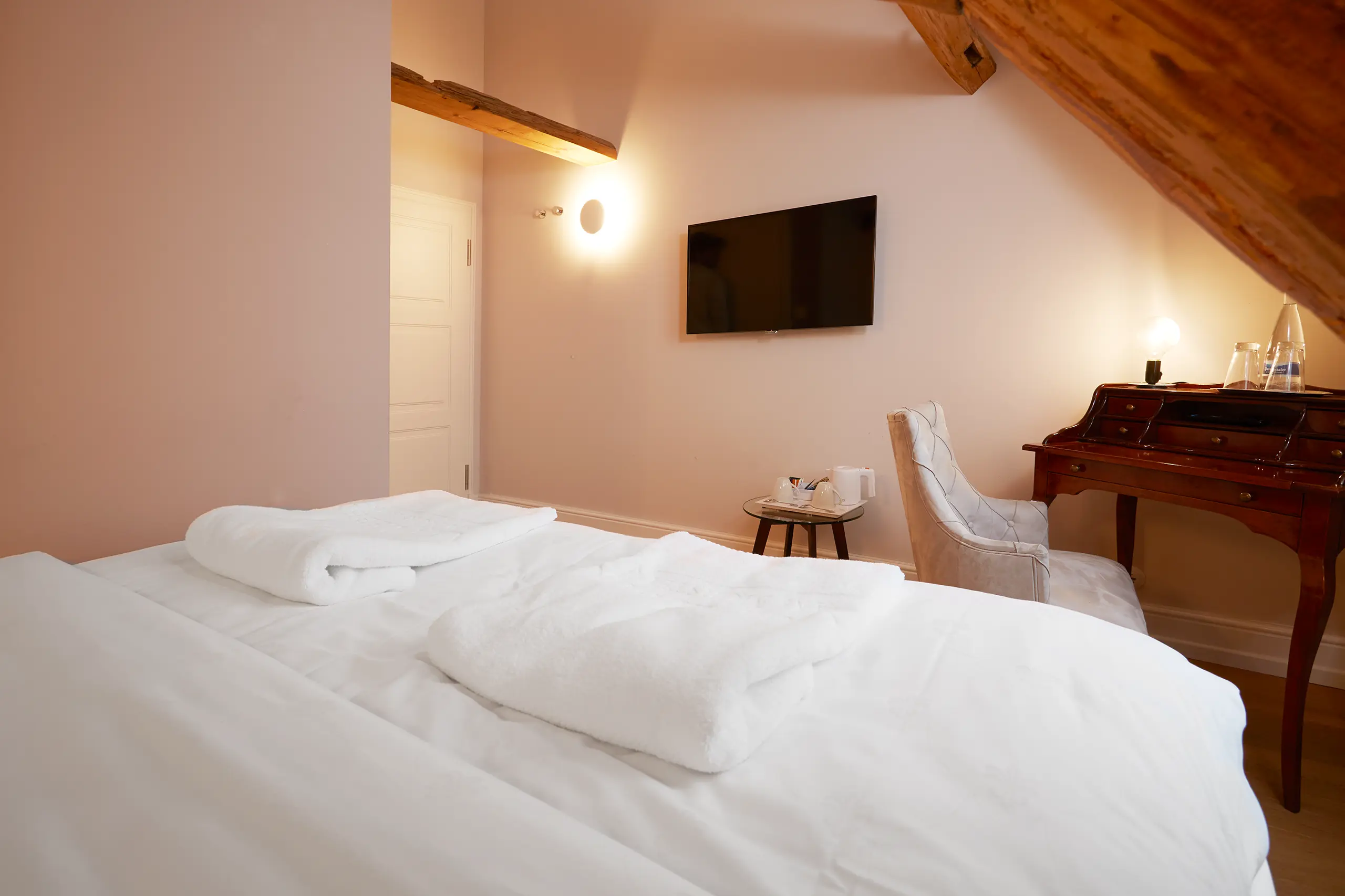 Standard-Zimmer 8 im Fachwerkhaus mit Doppelbett, Schreibtisch und Bildschirm