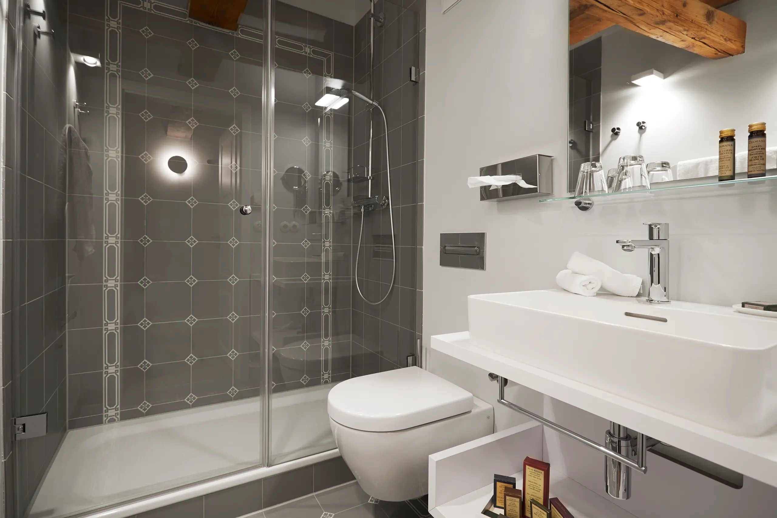 Badezimmer in Zimmer 8 im Fachwerkhaus mit Glasdusche, WC und Waschtisch