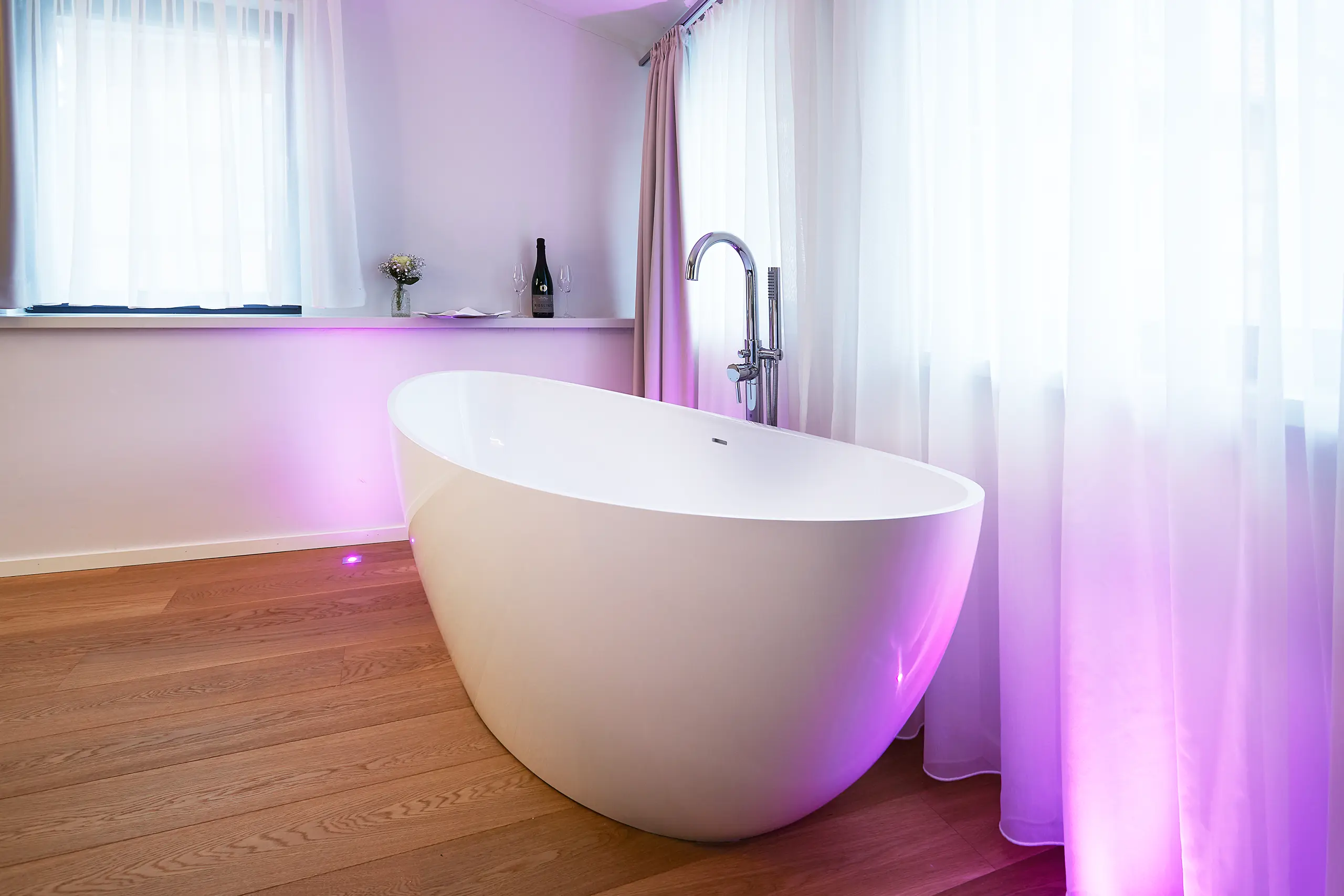 Freistehende Badewanne in der Honeymoon-Suite mit farbiger Stimmungsbeleuchtung