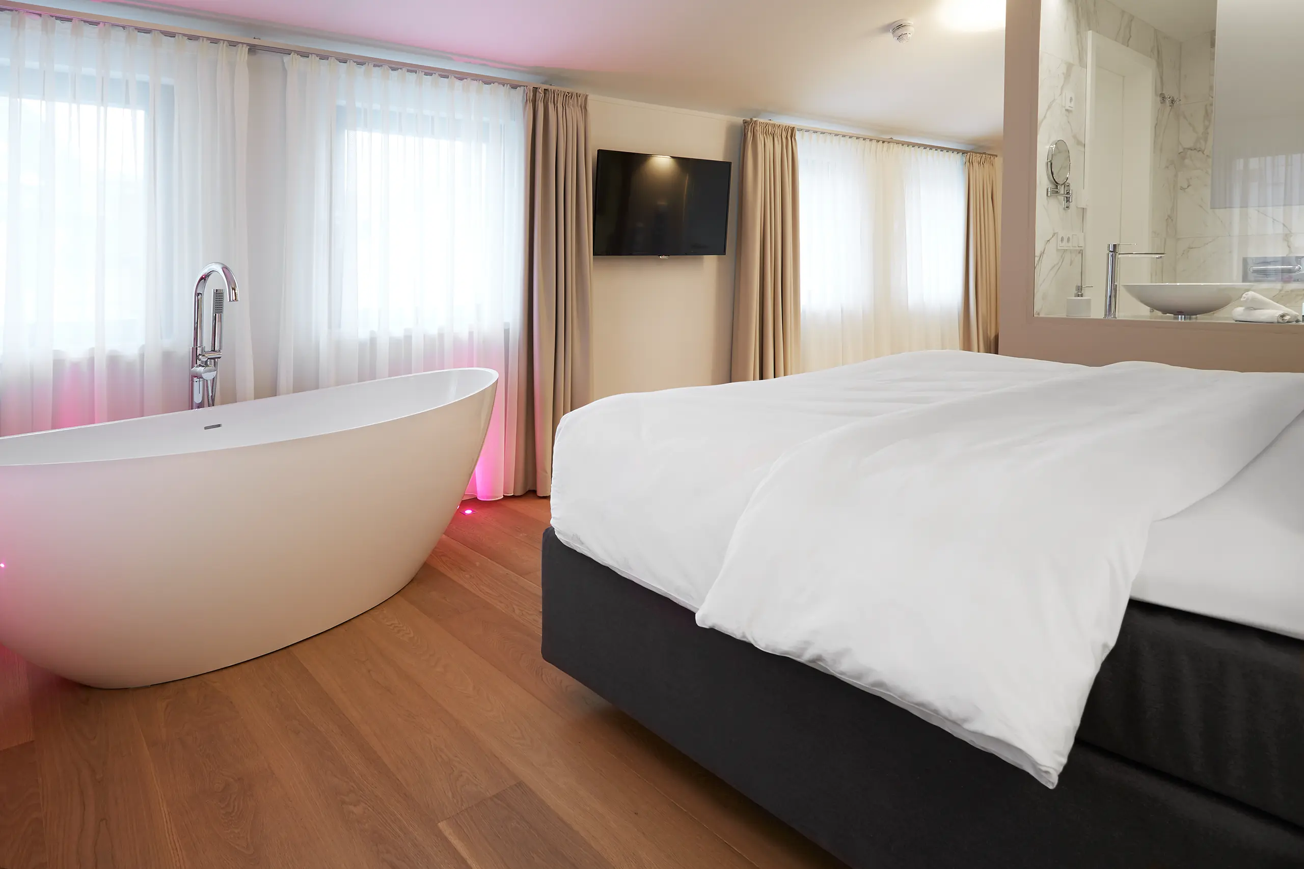 Honeymoon-Suite mit Doppelbett und freistehender Badewanne