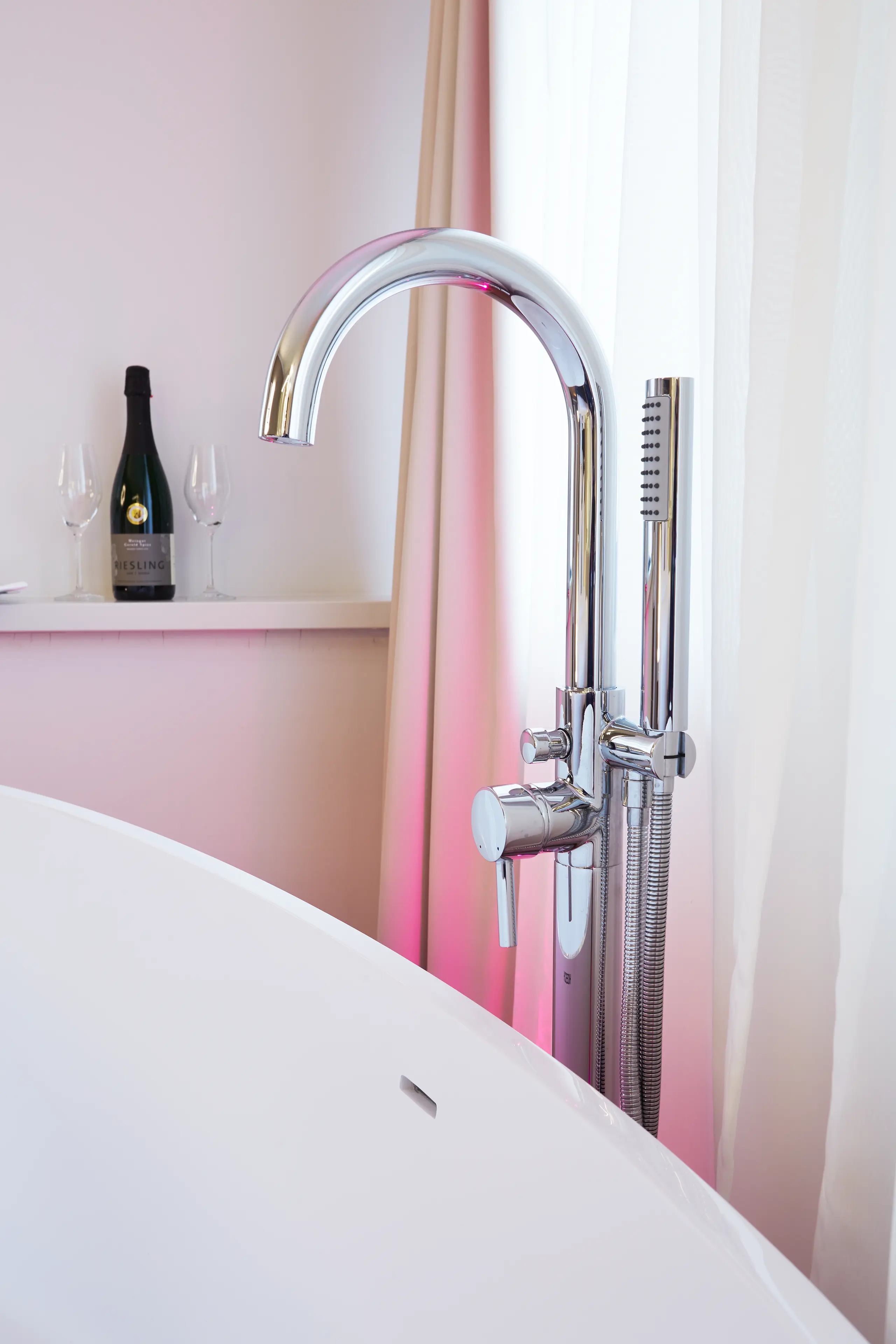 Freistehende Badewanne mit Standarmatur in der Honeymoon-Suite