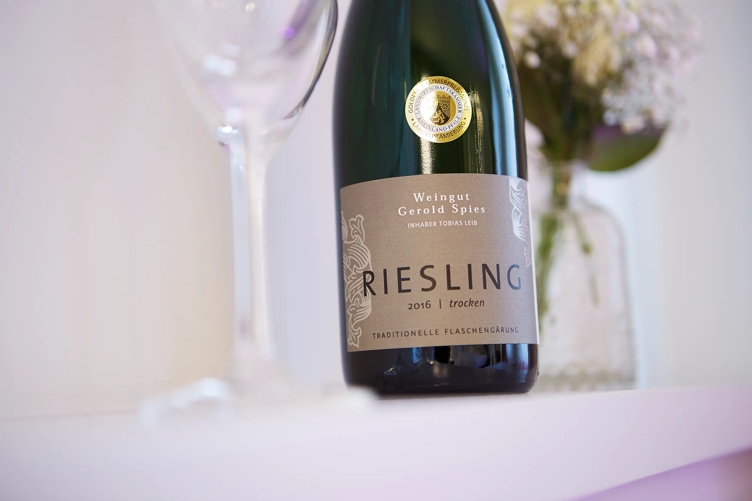 Flasche Riesling mit Gläsern und Blumen in der Honeymoon-Suite