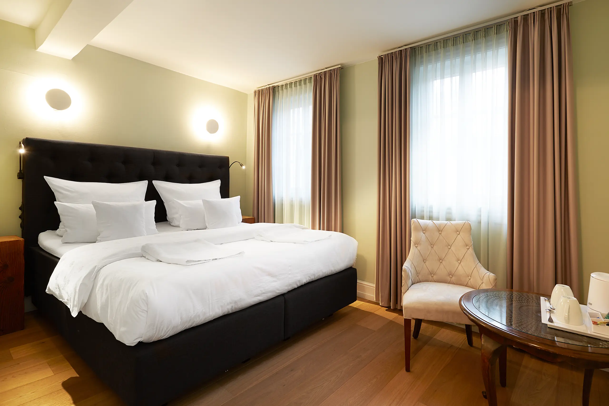 Komfort-Zimmer 6 im Fachwerkhaus mit Doppelbett, Sessel und Fenster
