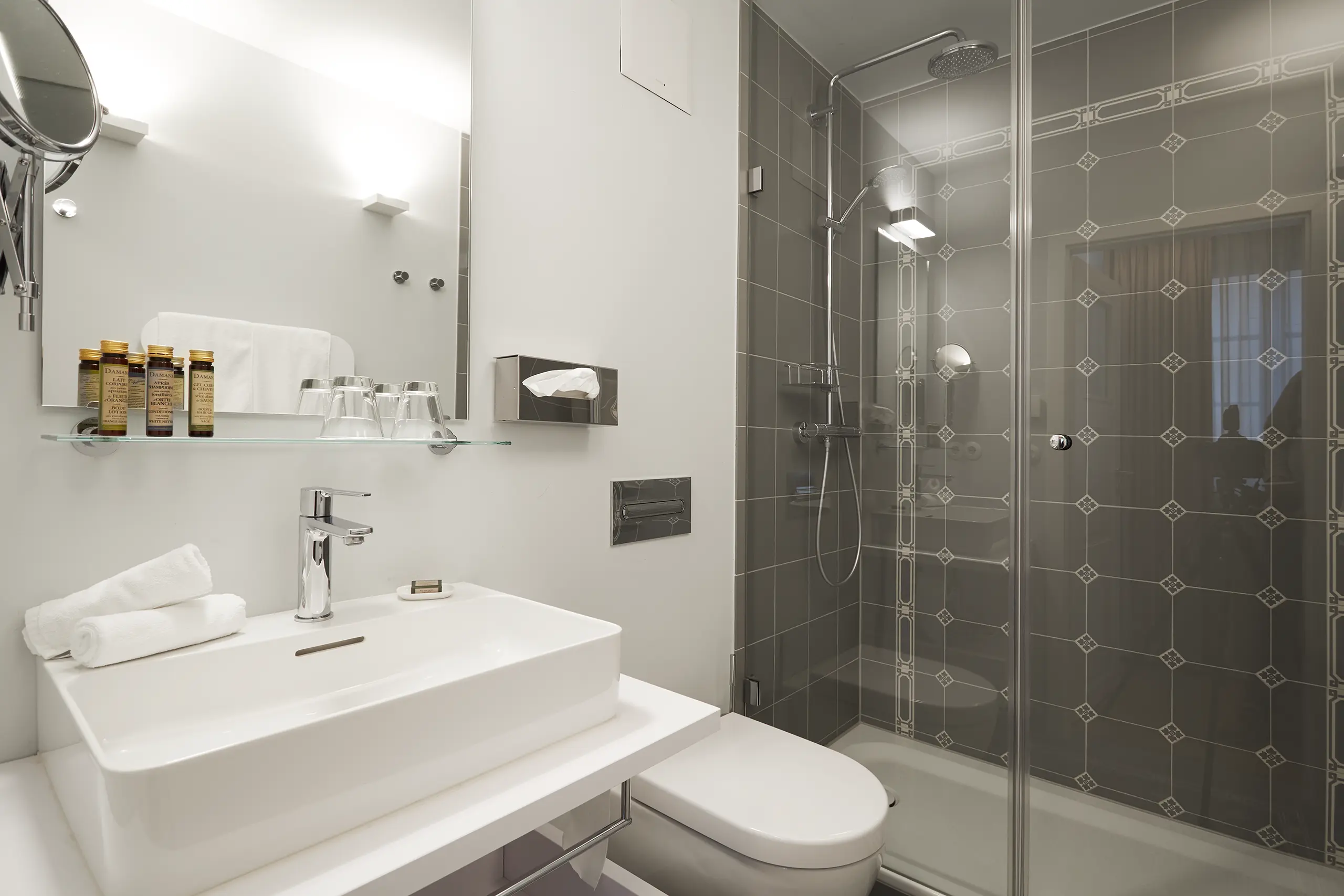 Badezimmer in Komfort-Zimmer 6 im Fachwerkhaus mit Waschtisch, WC und Glasdusche