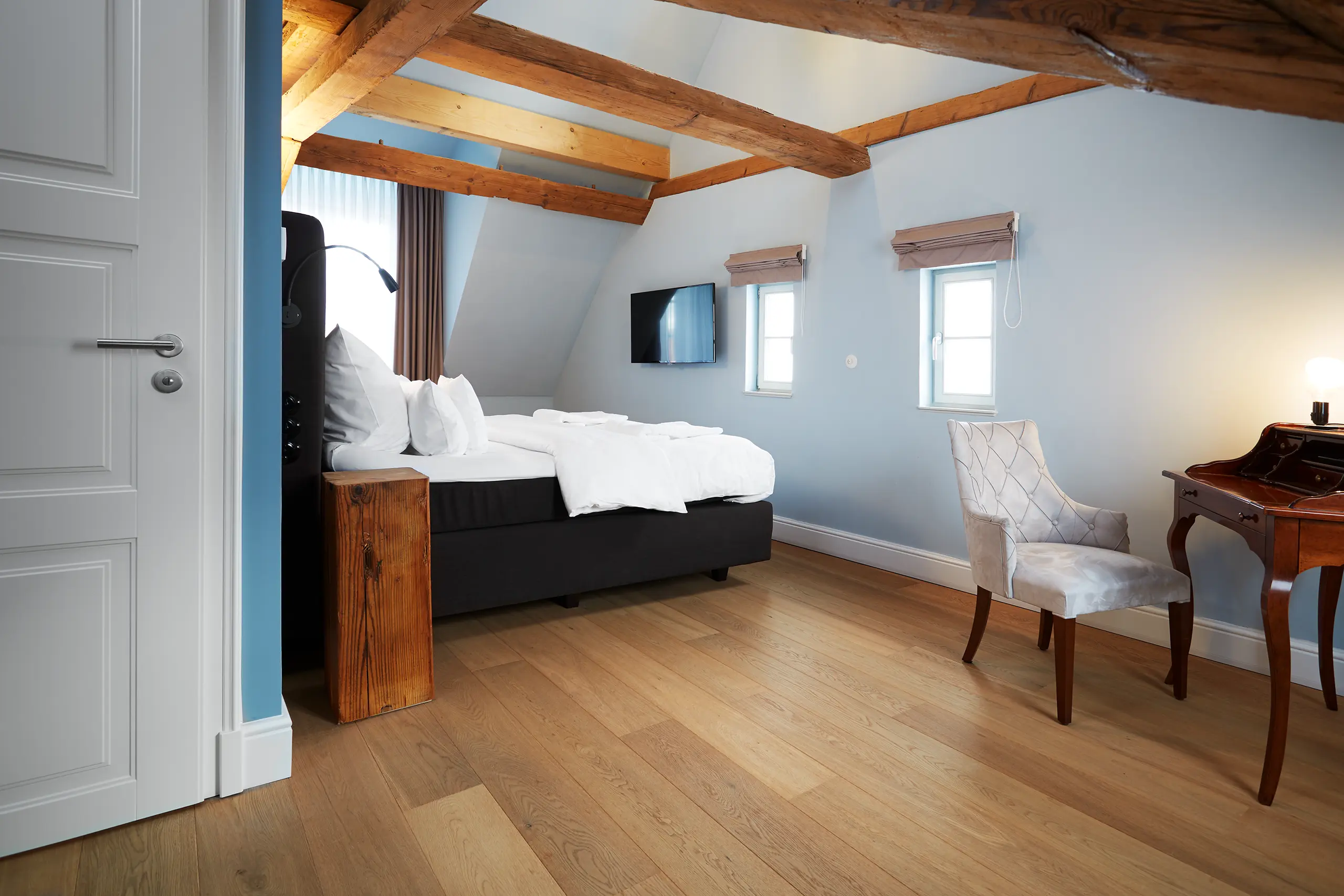 Komfort-Zimmer 9 im Fachwerkhaus mit Doppelbett, Schreibtisch und Fachwerkbalken