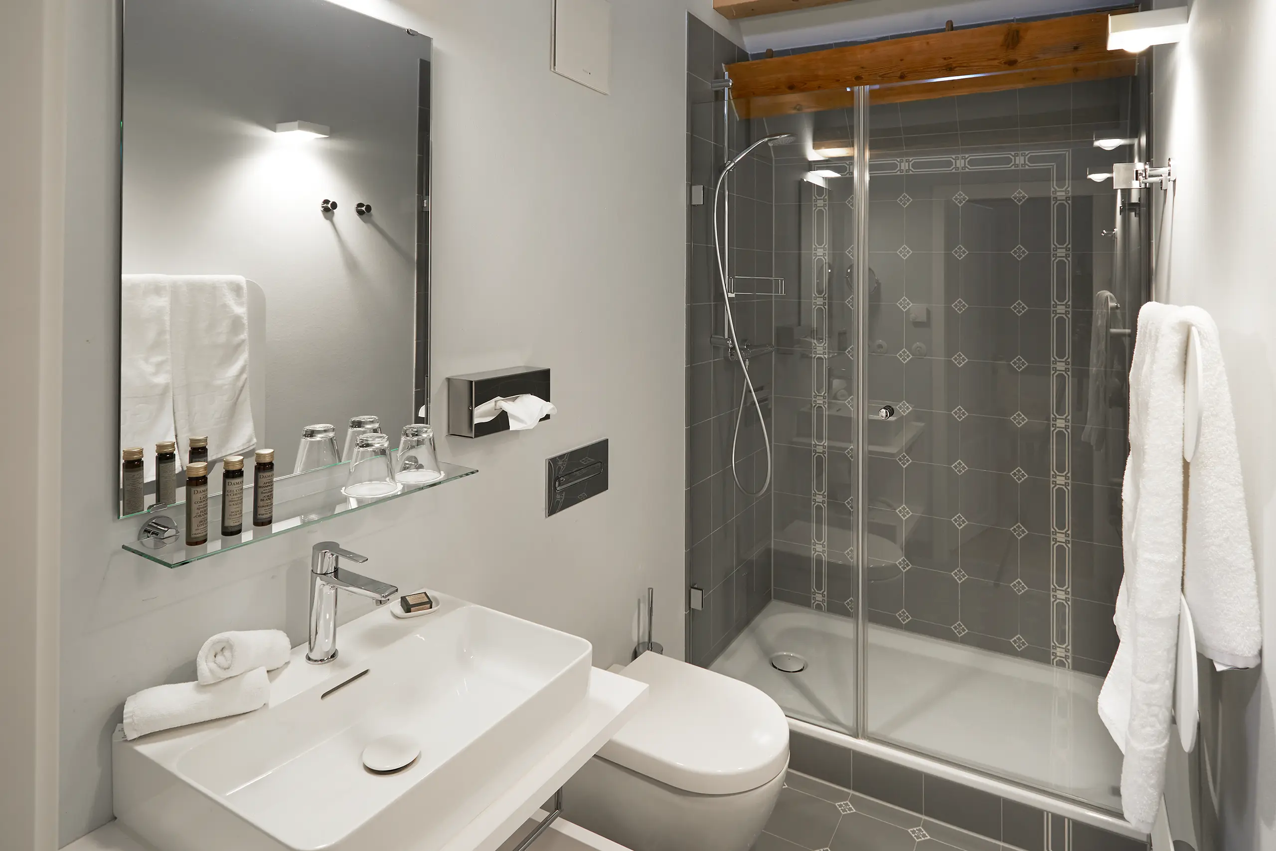 Badezimmer in Komfort-Zimmer 9 im Fachwerkhaus mit Waschtisch, Spiegel und Glasdusche