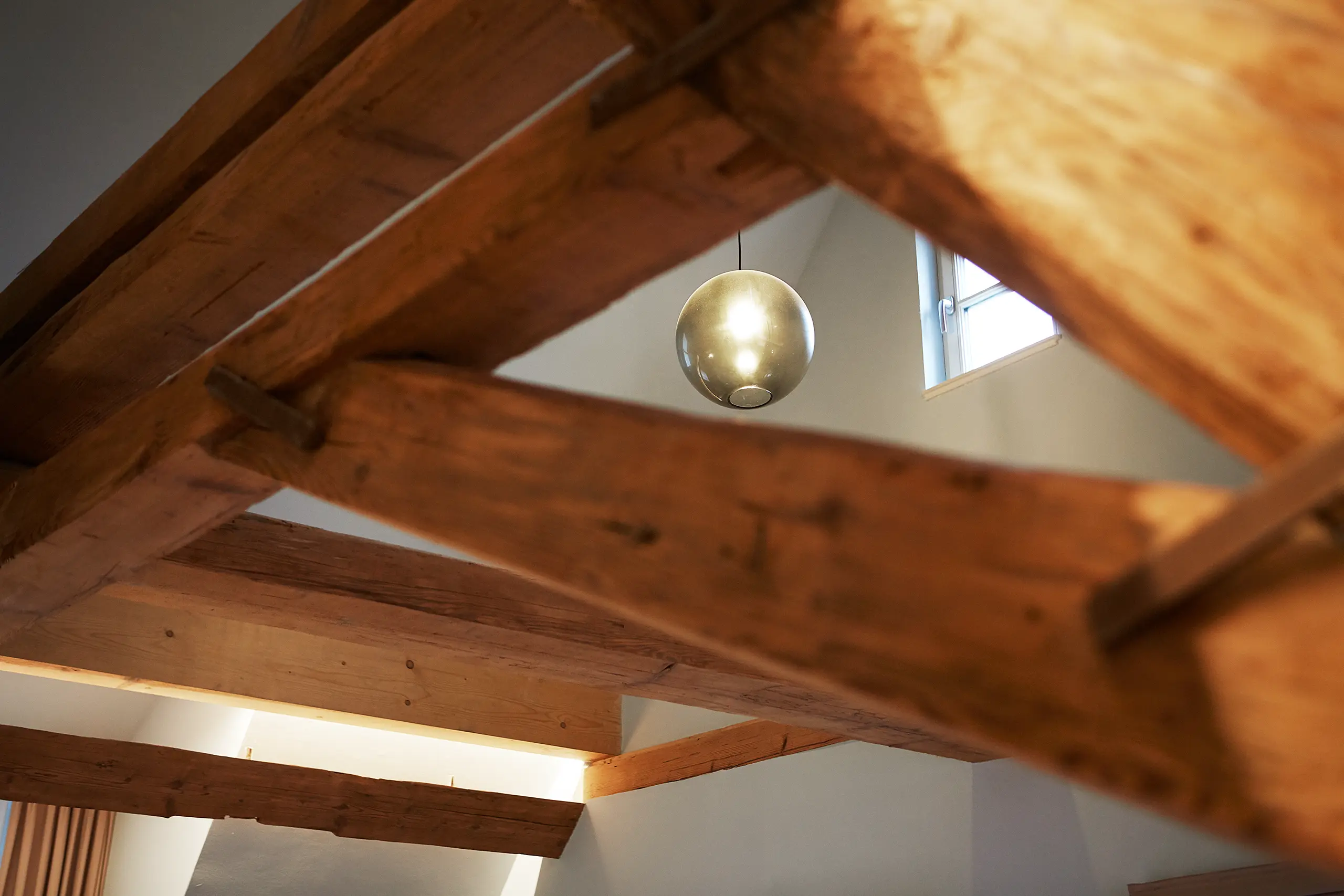 Alte Dachbalken mit Kugelleuchte in Komfort-Zimmer 9 im Fachwerkhaus