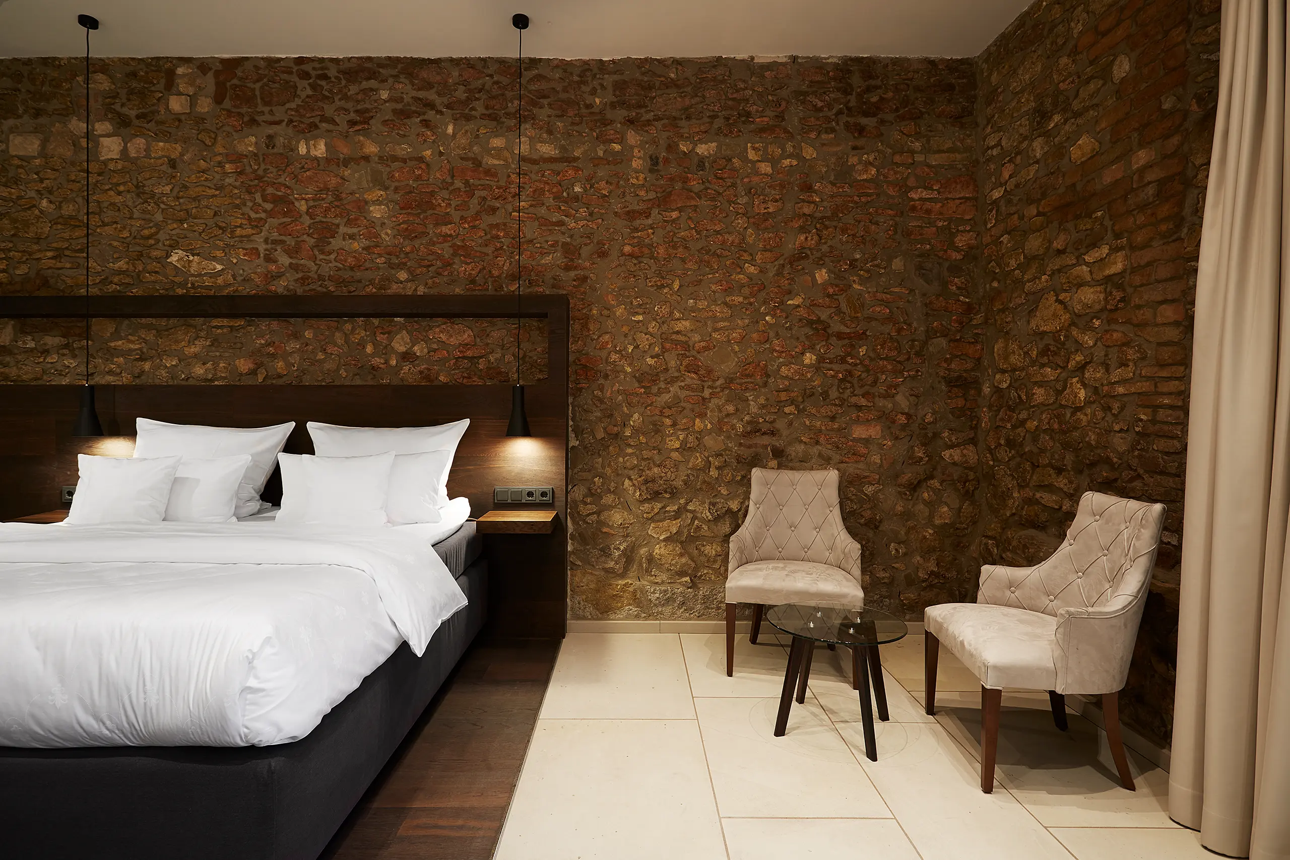 Barrierefreies Superior-Zimmer in der Scheune mit Doppelbett und zwei Sesseln