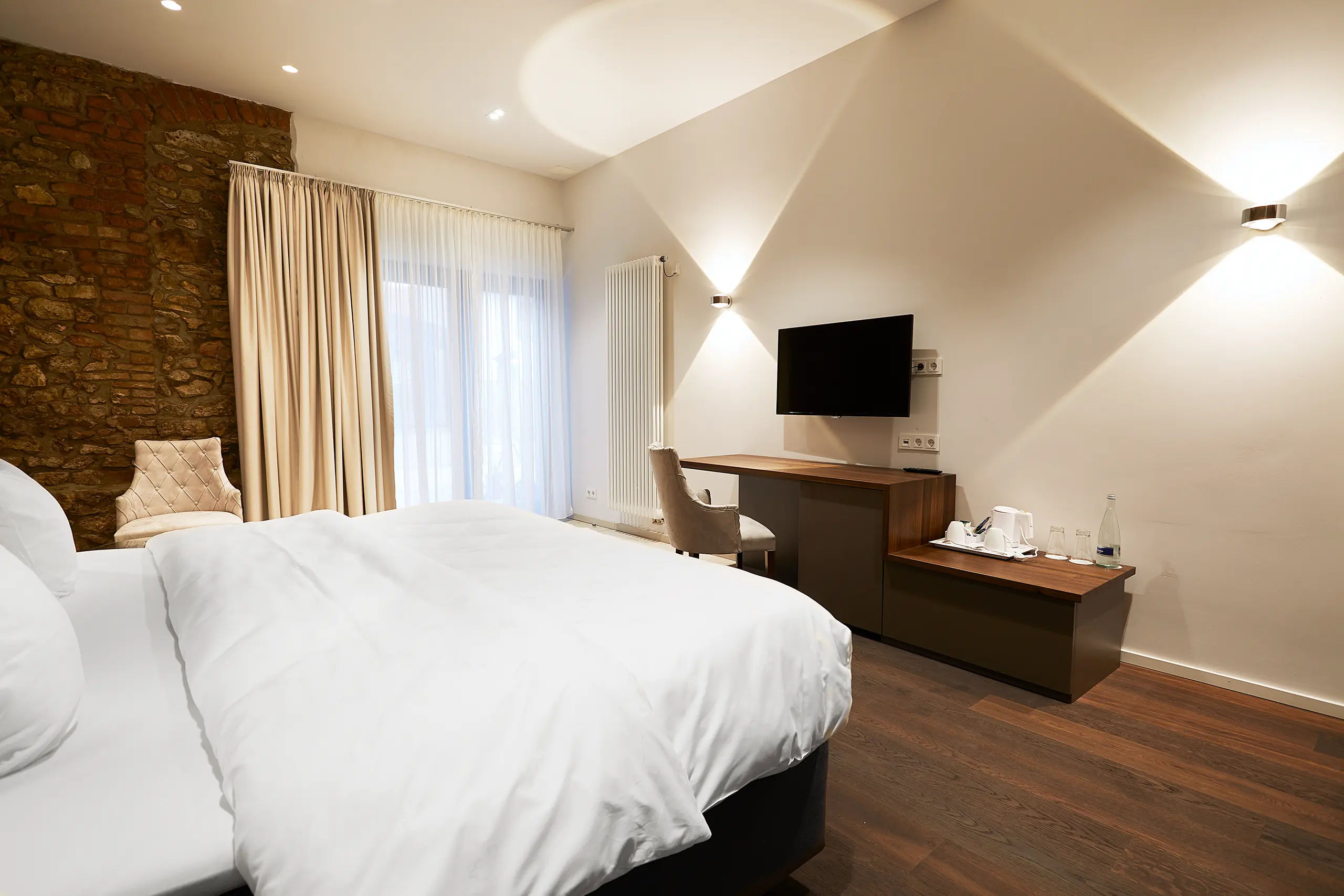 Barrierefreies Superior-Zimmer in der Scheune mit Doppelbett, Schreibtisch und Bildschirm