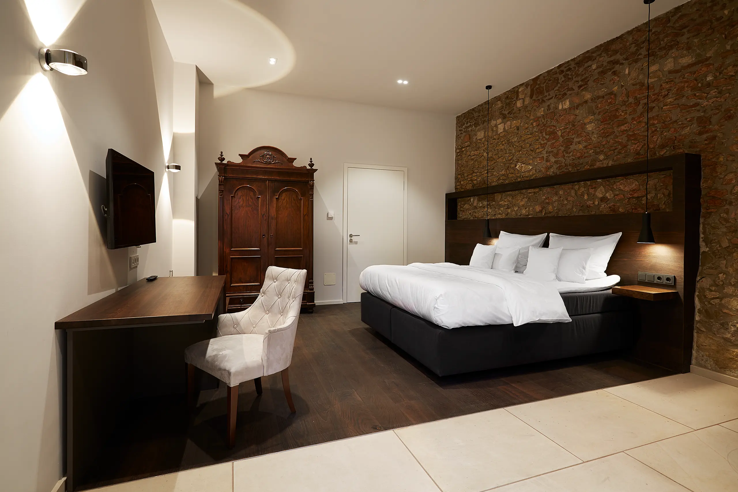 Barrierefreies Superior-Zimmer in der Scheune mit Doppelbett, Natursteinwand und Sessel