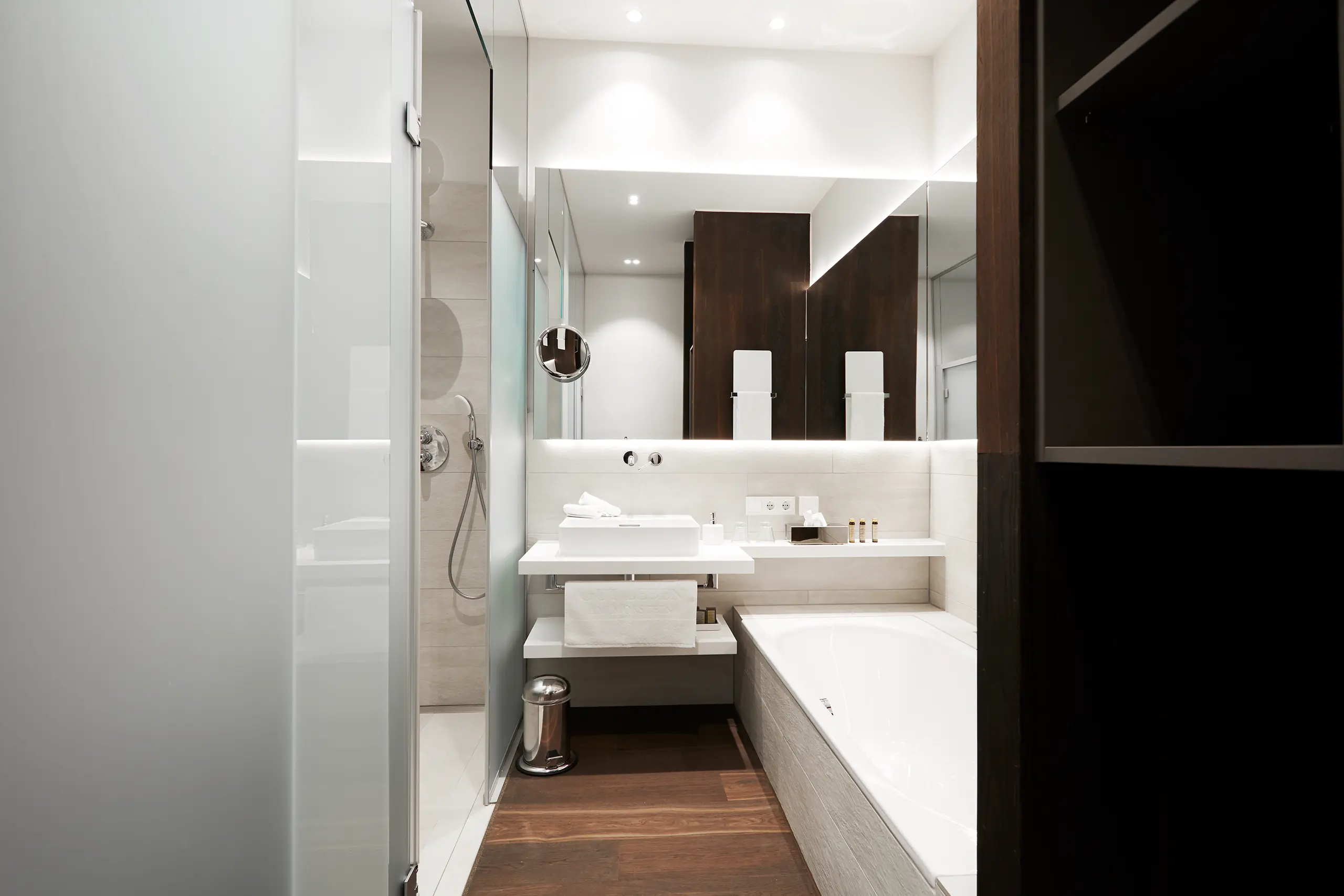 Badezimmer im Superior-Zimmer in der Scheune mit Glasdusche und Waschtisch