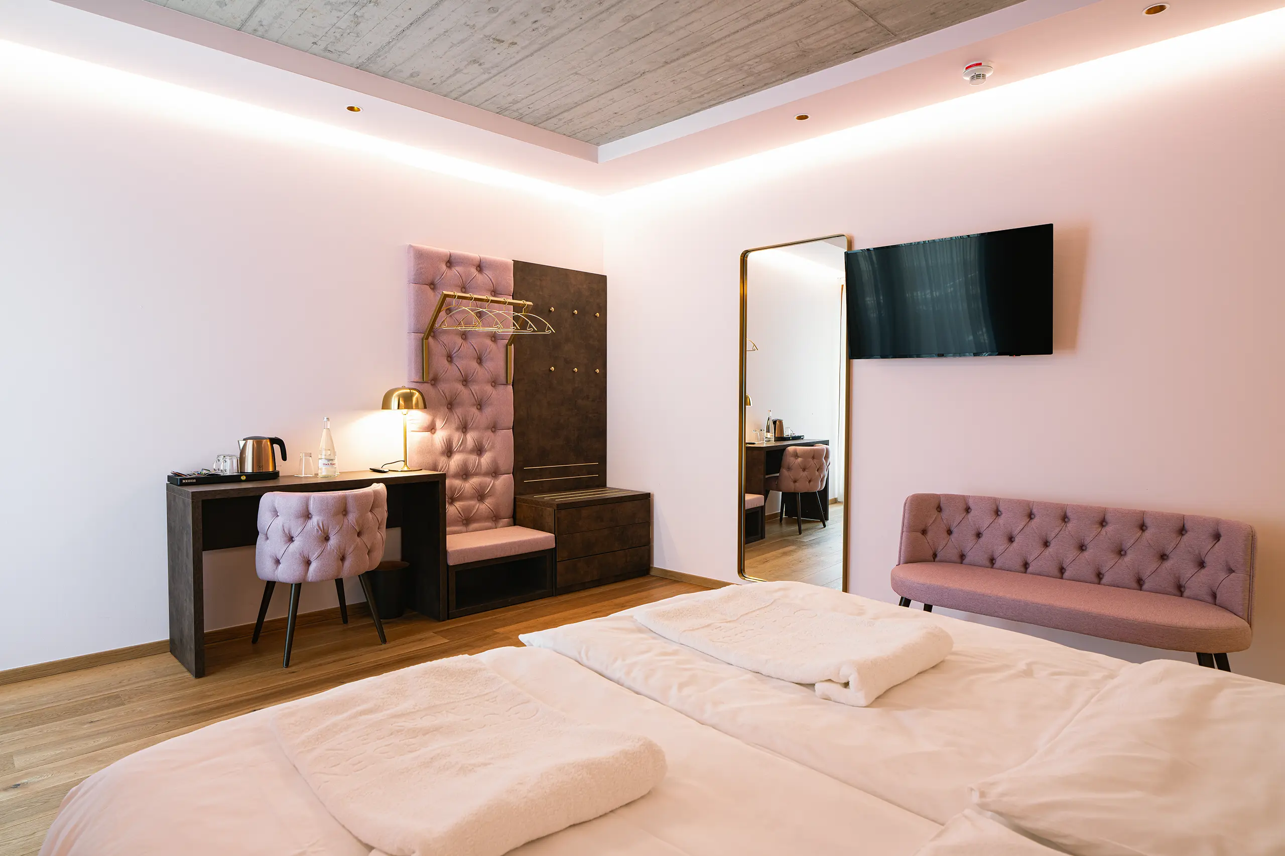 Superior-Zimmer 24 im Neubau mit Doppelbett, Bildschirm und Spiegel
