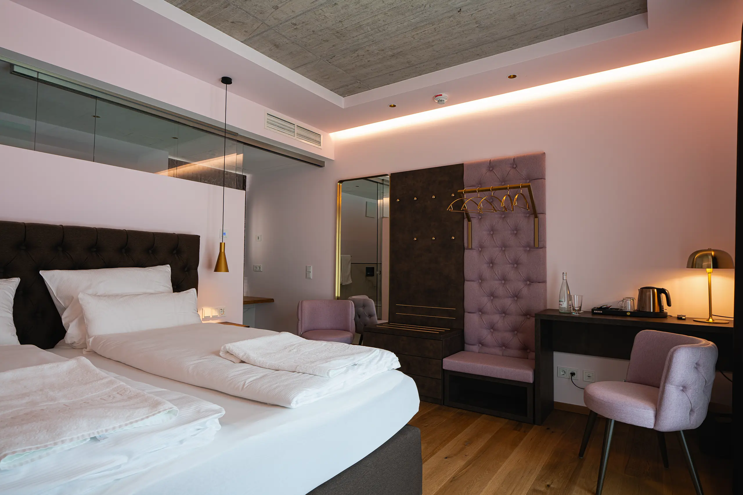 Superior-Zimmer 26 im Neubau mit Doppelbett und beleuchteter Decke
