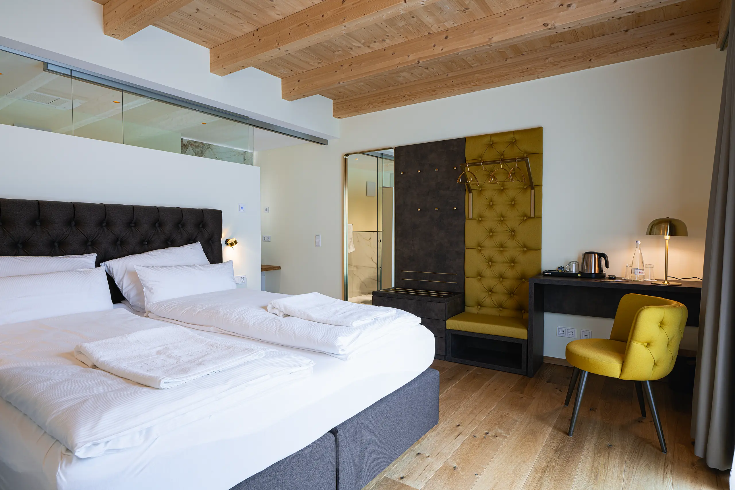 Superior-Zimmer 30 im Neubau mit Doppelbett, Holzdecke, Schreibtisch und Sessel