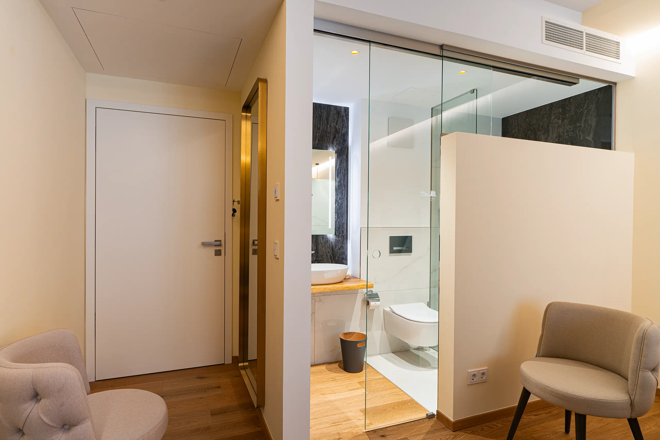 Superior-Zimmer 31 im Neubau mit Eingangsbereich, Glasdusche und Sessel