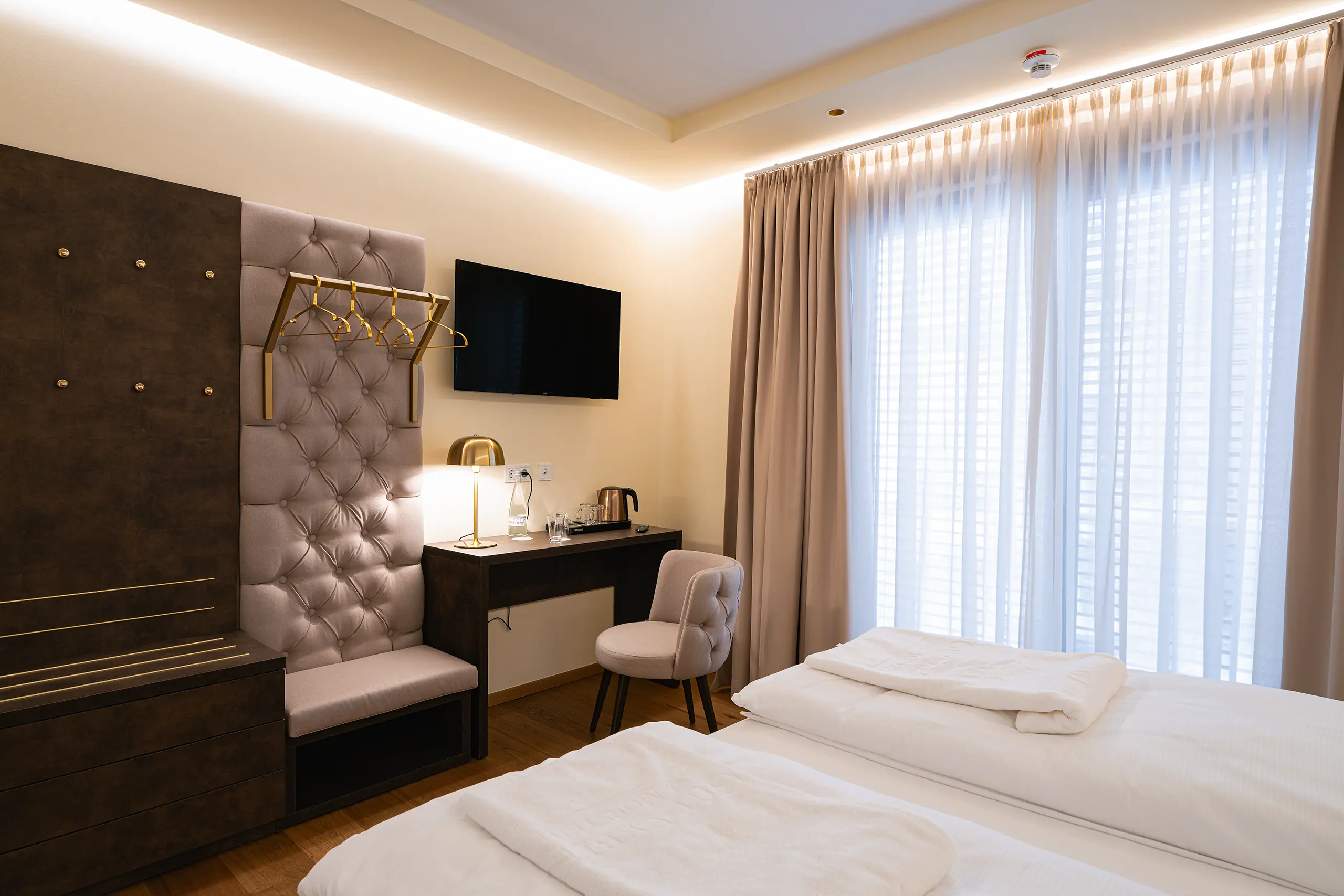 Superior-Zimmer 32 im Neubau mit Doppelbett, Schreibtisch und Bildschirm