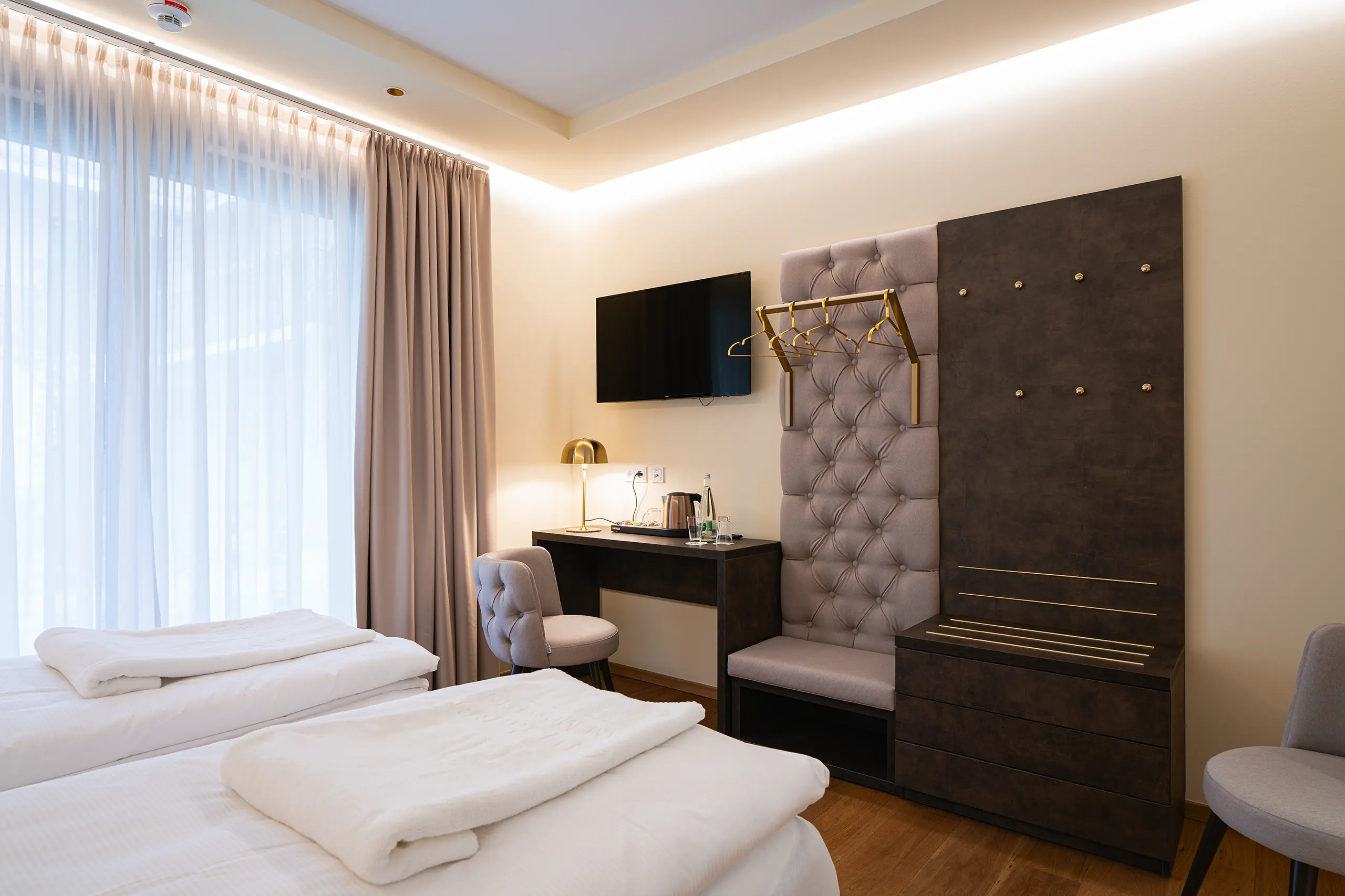 Superior-Zimmer 33 im Neubau mit Doppelbett, Schreibtisch und gepolsterter Wand