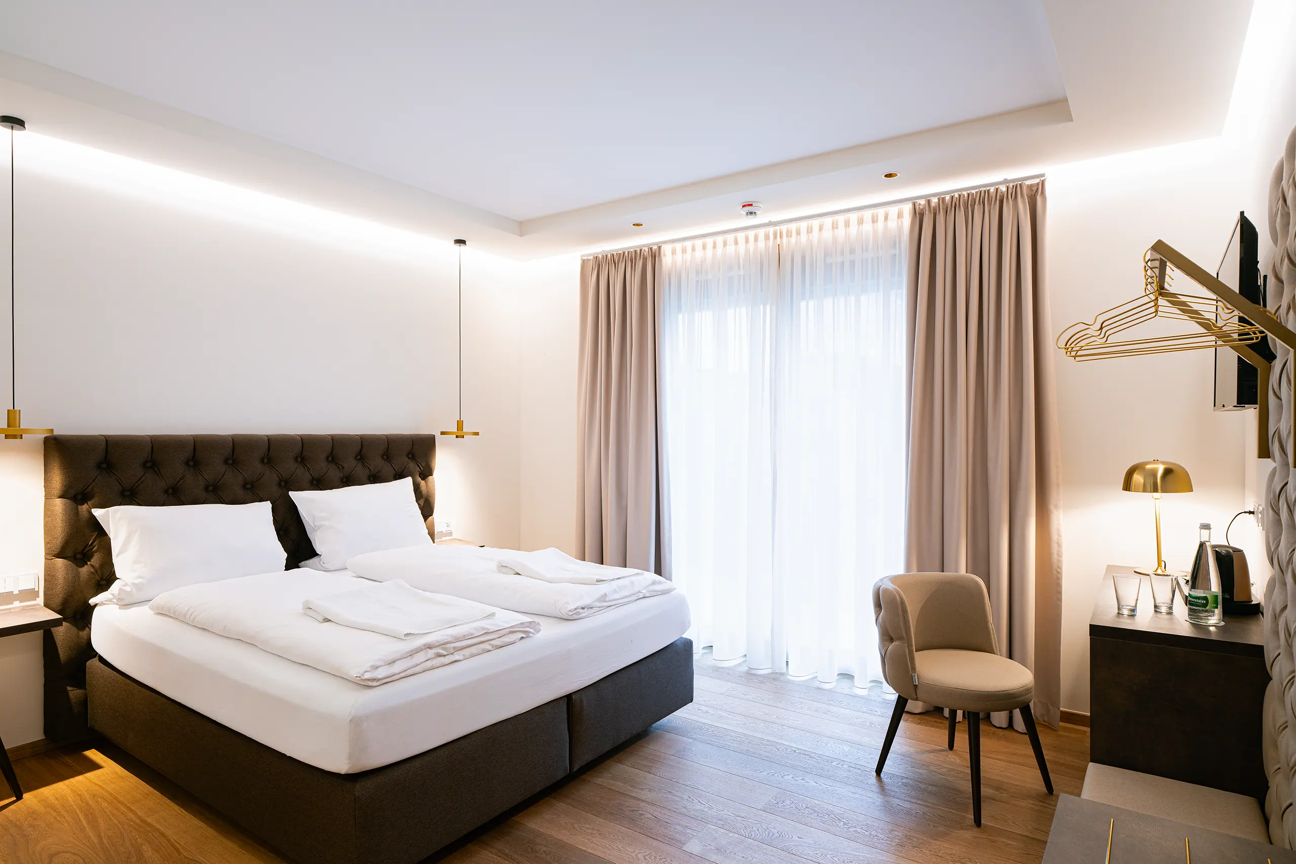 Superior-Zimmer 38 im Neubau mit Doppelbett, Vorhängen und Sessel