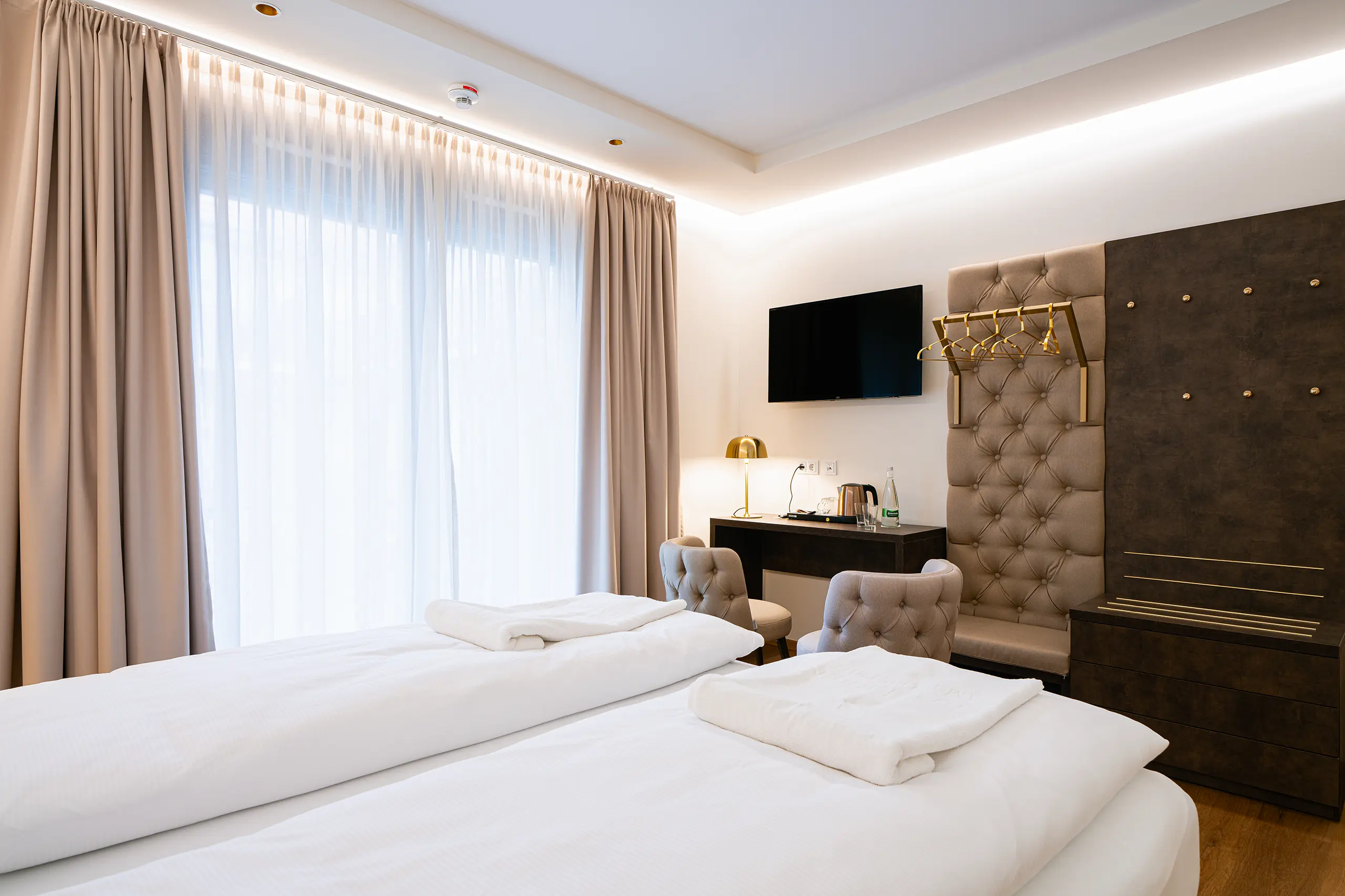 Superior-Zimmer 38 im Neubau mit Doppelbett, Schreibtisch und gepolsterter Wand