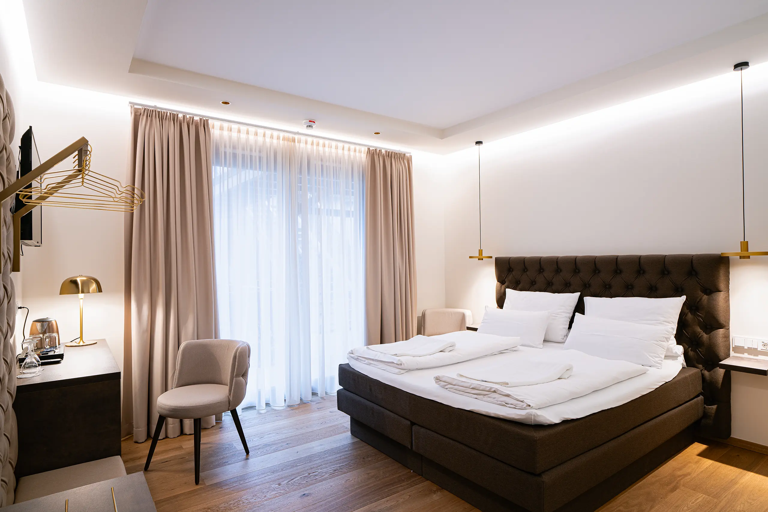 Superior-Zimmer 39 im Neubau mit Doppelbett, Vorhängen und Sessel