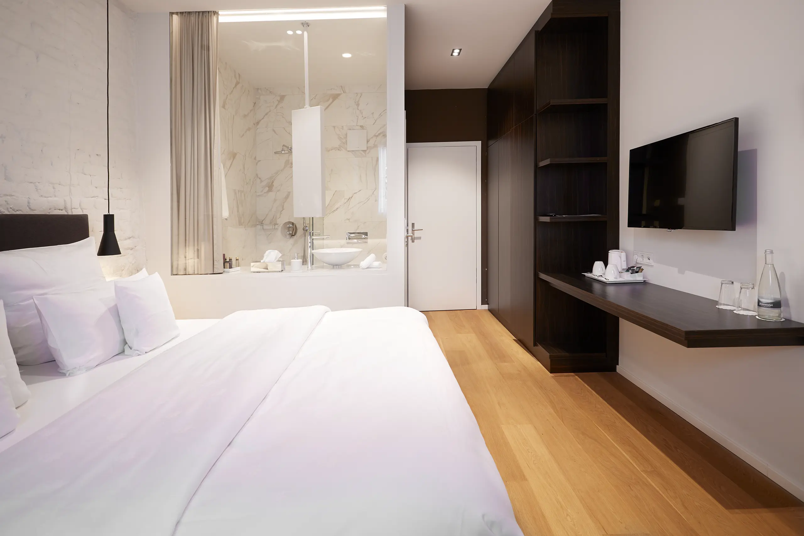 Superior-Zimmer in der Scheune mit Doppelbett, Bildschirm und Blick ins Bad