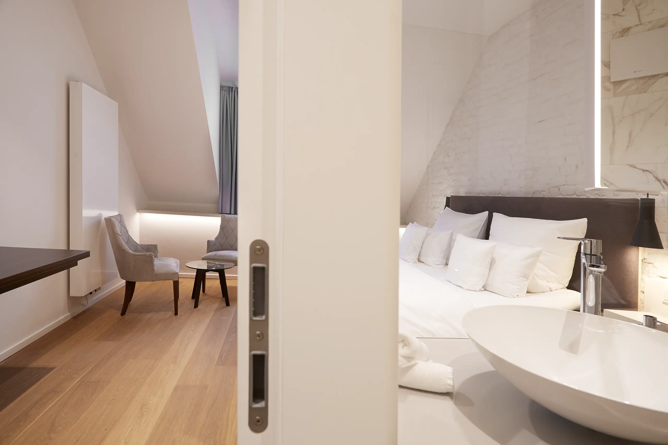 Superior-Zimmer in der Scheune mit Doppelbett, Sessel und Dachschräge
