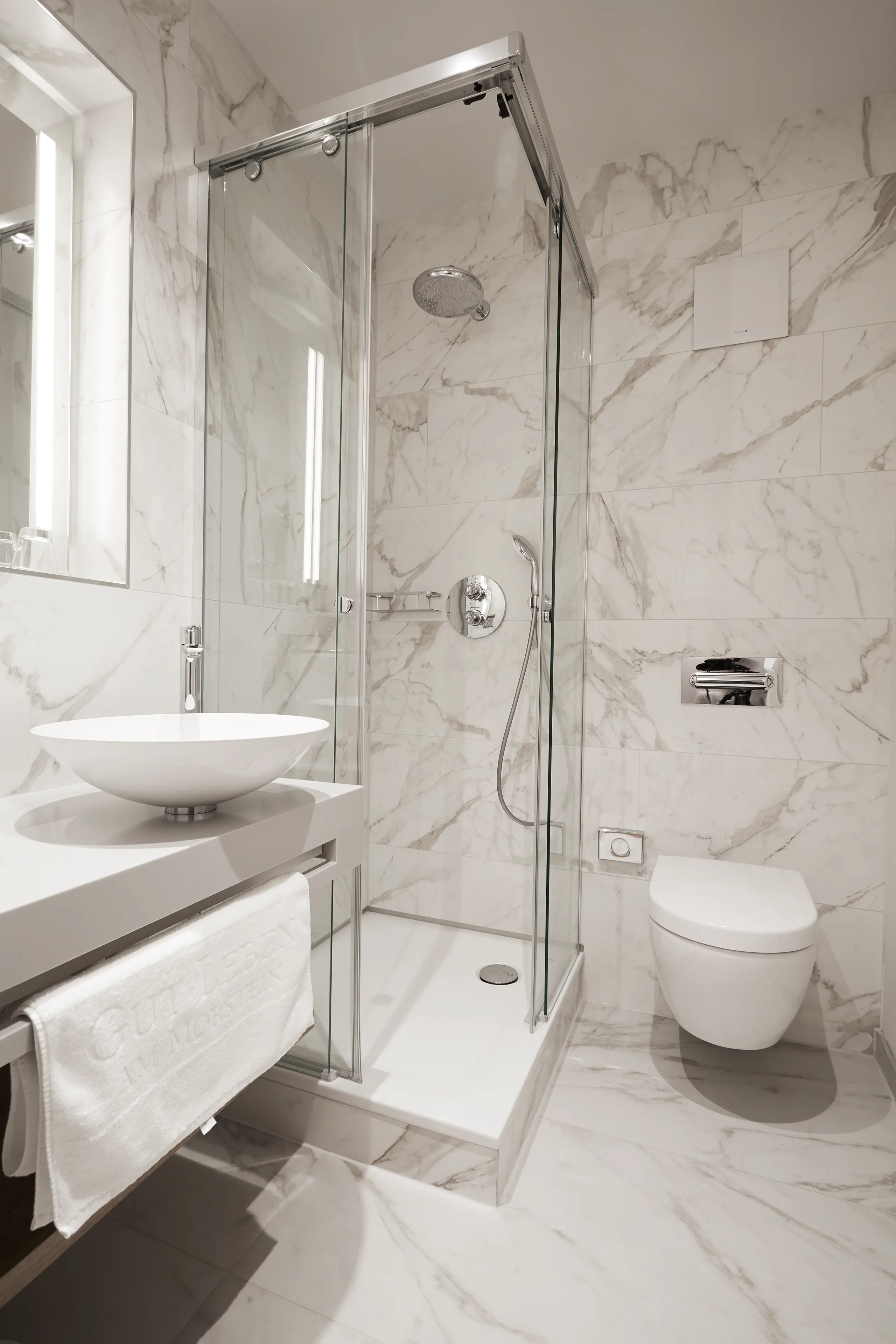 Badezimmer im Einzelzimmer in der Remise mit Waschtisch, WC und Dusche