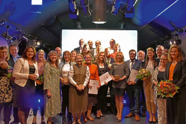 Preisträger mit Urkunden und Blumen bei der Verleihung der Best of Wine Tourism Awards