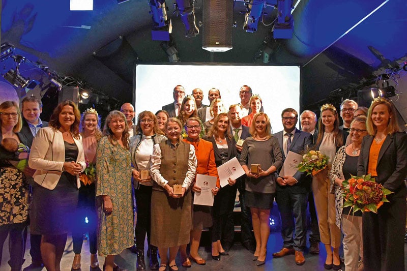 Preisträger mit Urkunden und Blumen bei der Verleihung der Best of Wine Tourism Awards
