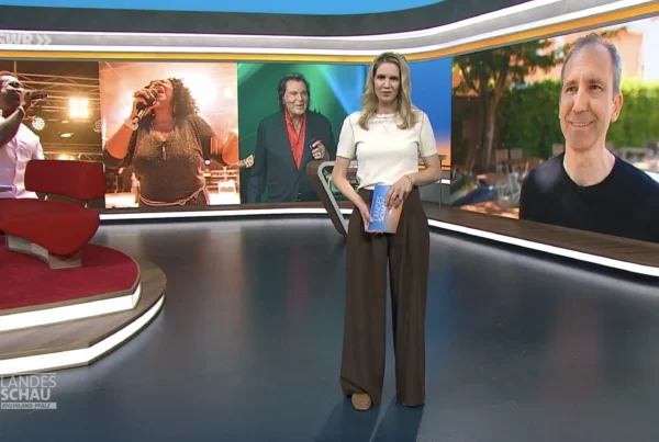 Moderatorin im Fernsehstudio mit Einspieler, Vorschaubild zum TV-Beitrag